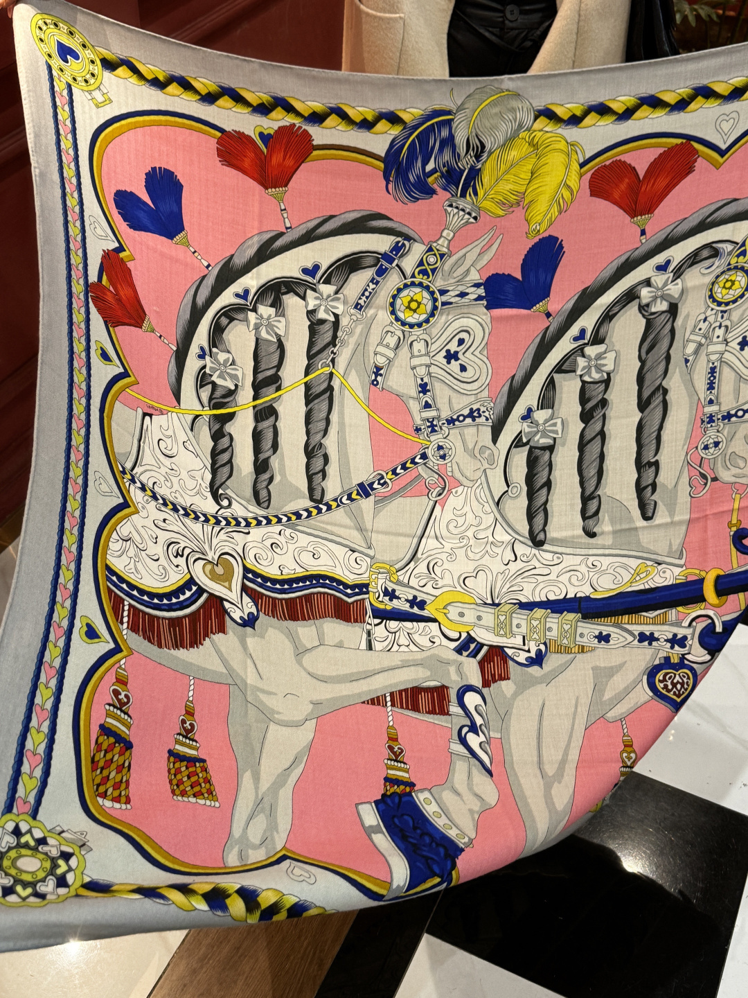 【双面同色】原单爱马仕140cm丝绒方巾💕 甜蜜的鞍具，装饰家芳登和佩西耶设计的一款餐盘增添骑士般的浪漫