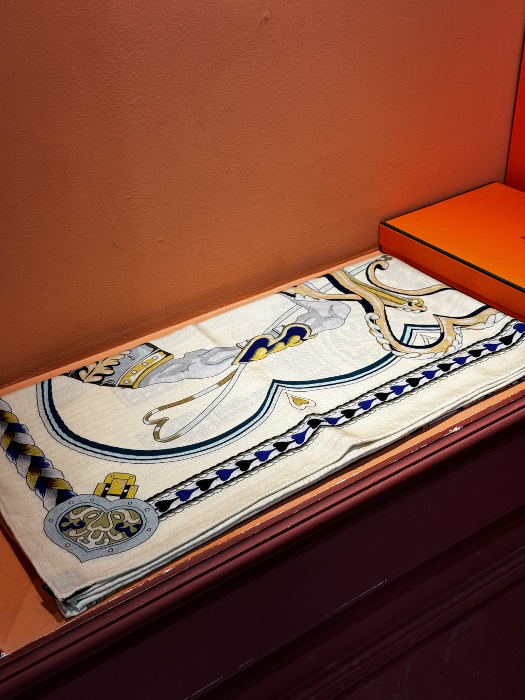 【双面同色】原单爱马仕140cm丝绒方巾💕 甜蜜的鞍具，装饰家芳登和佩西耶设计的一款餐盘增添骑士般的浪漫