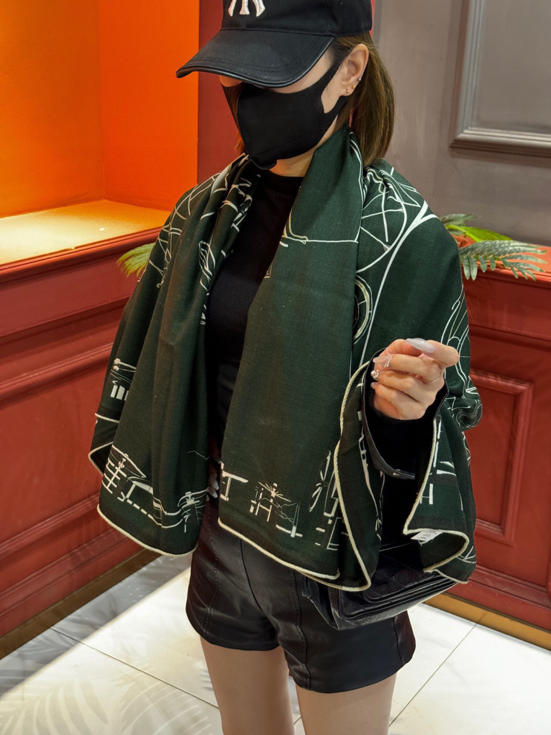 H珍藏版[丛林之爱]大方巾，双面同色 独一无二的品质！这款大方巾巾采用山羊绒和真丝混纺面料制成，柔软轻盈