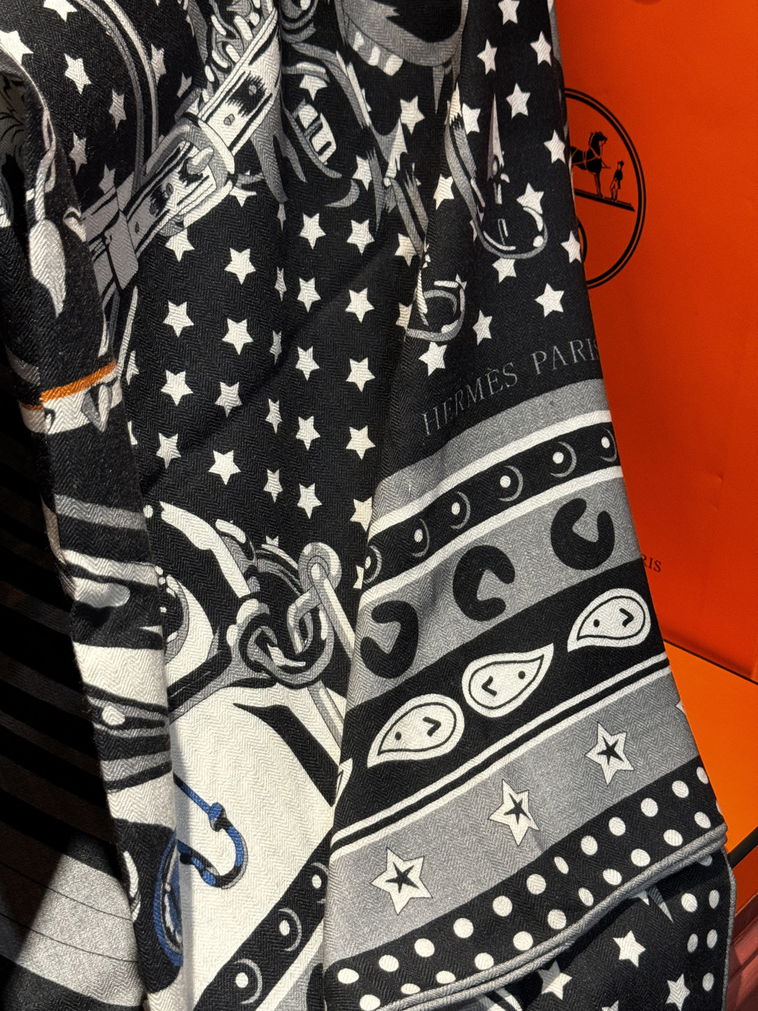 💟羊绒新款🆕👏👏买了都说好看‼️推荐💕爱马仕双面同色羊绒方巾【朋克骏马双面同色140】，顶级工艺超值‼️