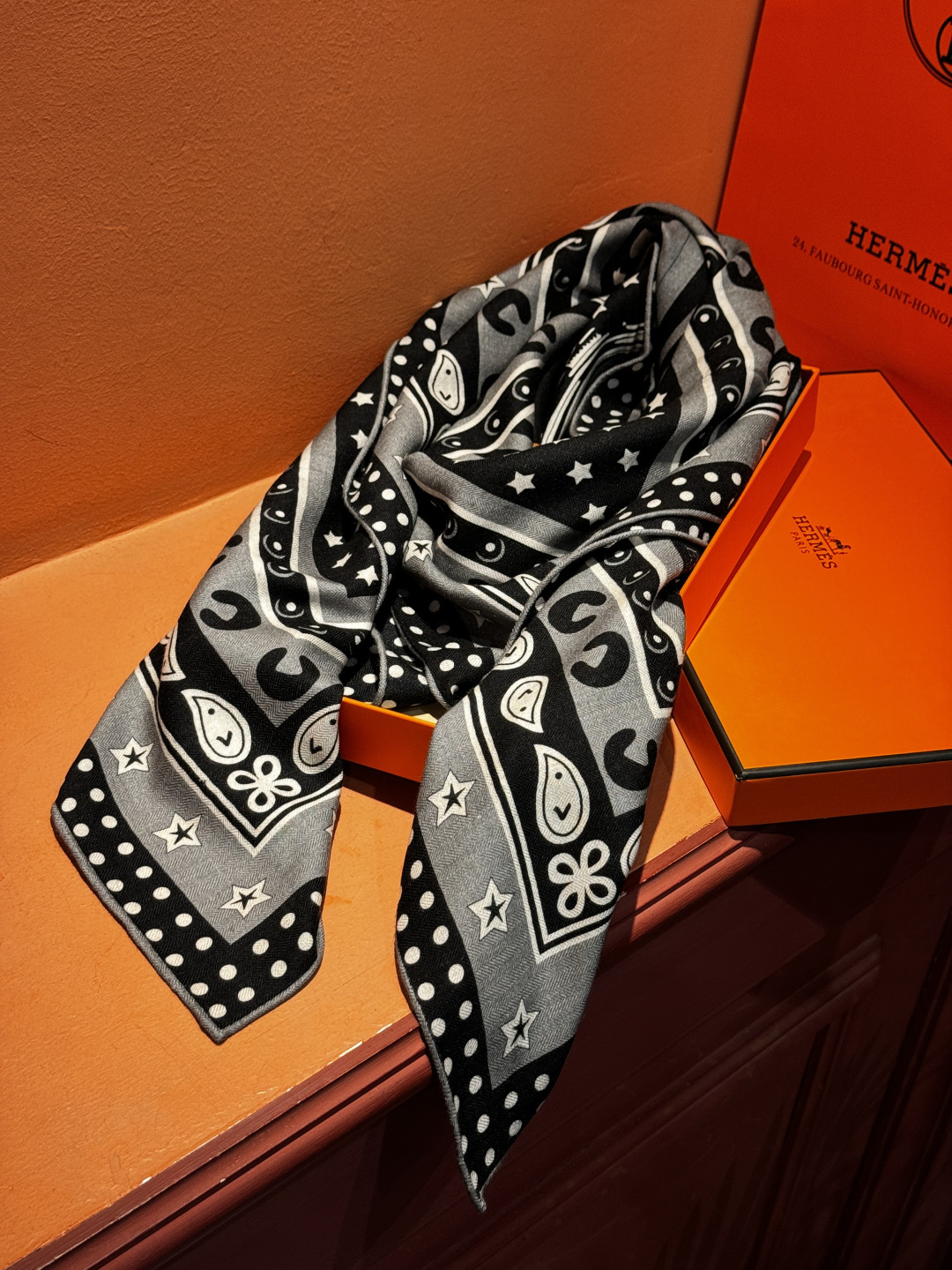 💟羊绒新款🆕👏👏买了都说好看‼️推荐💕爱马仕双面同色羊绒方巾【朋克骏马双面同色140】，顶级工艺超值‼️