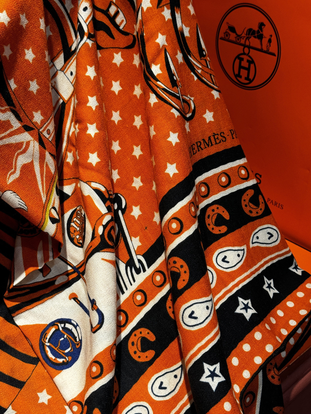 💟羊绒新款🆕👏👏买了都说好看‼️推荐💕爱马仕双面同色羊绒方巾【朋克骏马双面同色140】，顶级工艺超值‼️