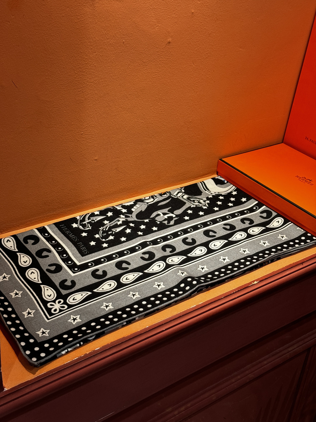 💟羊绒新款🆕👏👏买了都说好看‼️推荐💕爱马仕双面同色羊绒方巾【朋克骏马双面同色140】，顶级工艺超值‼️