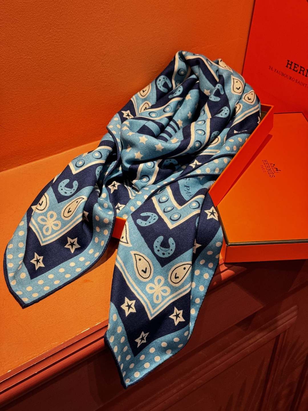 💟羊绒新款🆕👏👏买了都说好看‼️推荐💕爱马仕双面同色羊绒方巾【朋克骏马双面同色140】，顶级工艺超值‼️