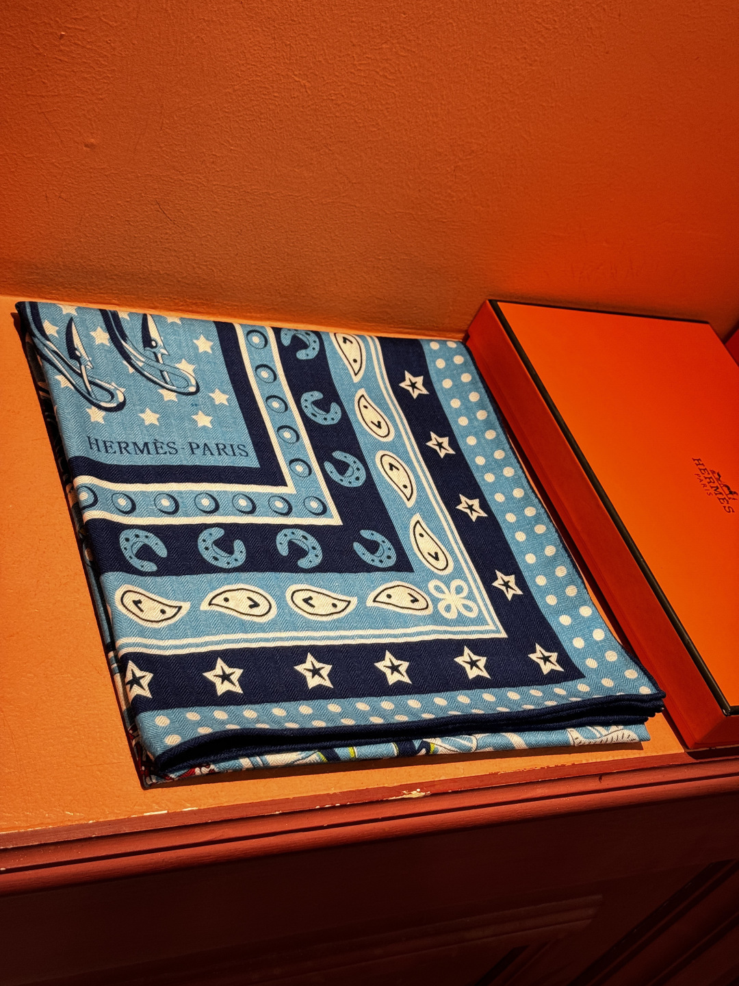 💟羊绒新款🆕👏👏买了都说好看‼️推荐💕爱马仕双面同色羊绒方巾【朋克骏马双面同色140】，顶级工艺超值‼️