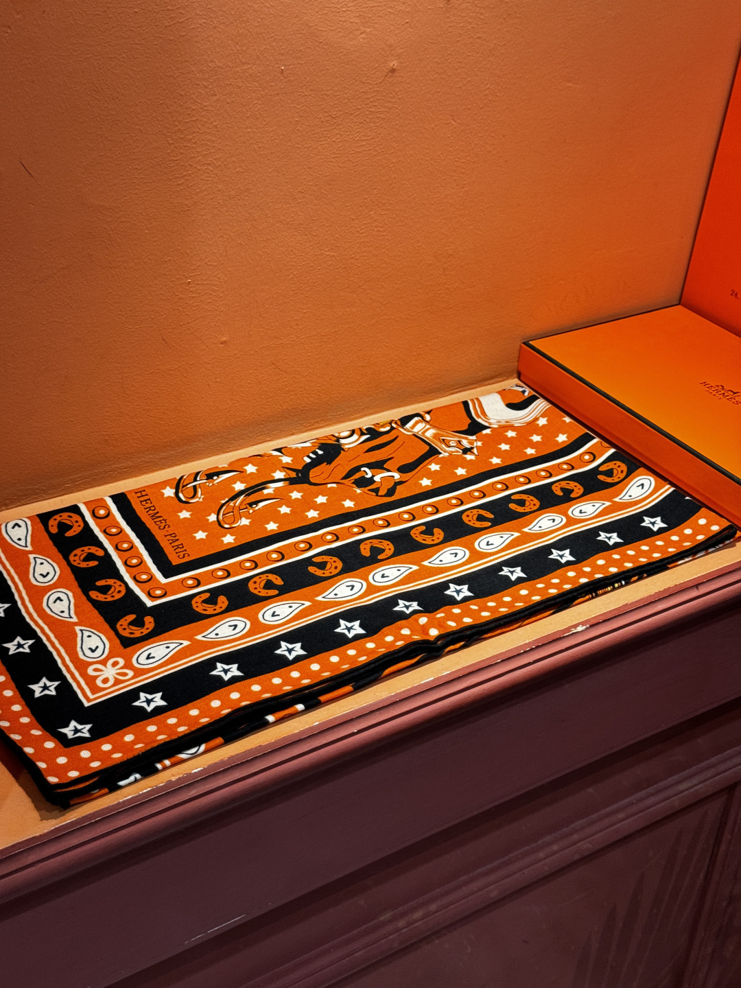 💟羊绒新款🆕👏👏买了都说好看‼️推荐💕爱马仕双面同色羊绒方巾【朋克骏马双面同色140】，顶级工艺超值‼️