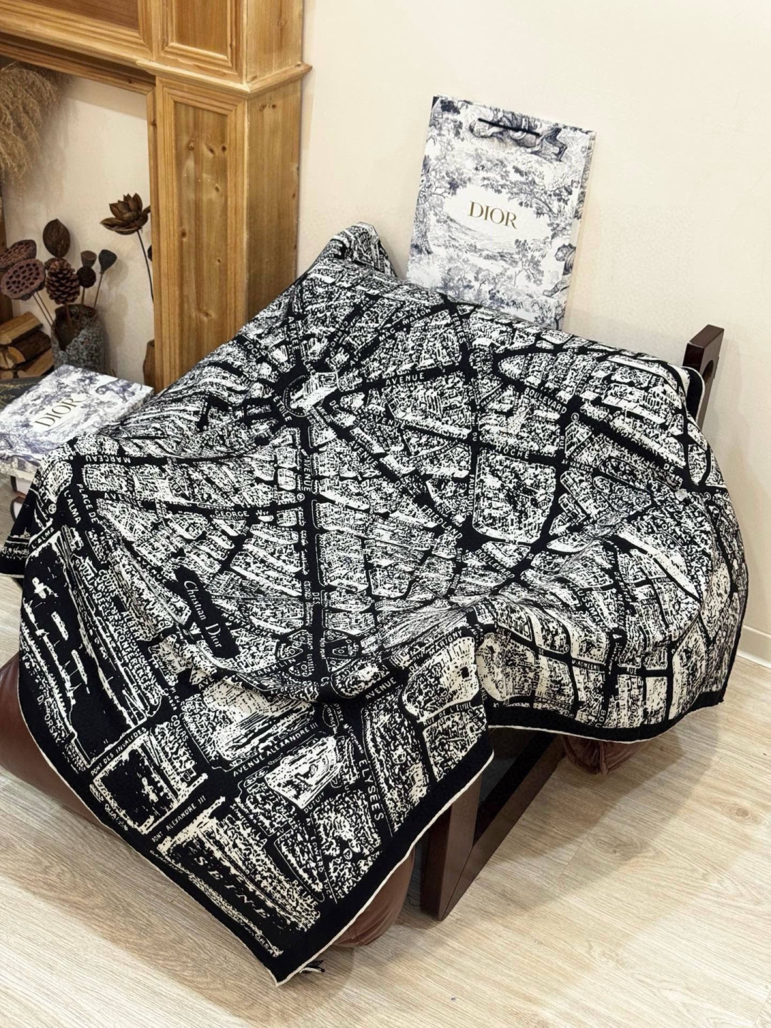Dior ❤【️巴黎地图】140*140双面同色丝绒方巾🉐️LAN DE 价🉐️ARIS 巴黎地图这款方