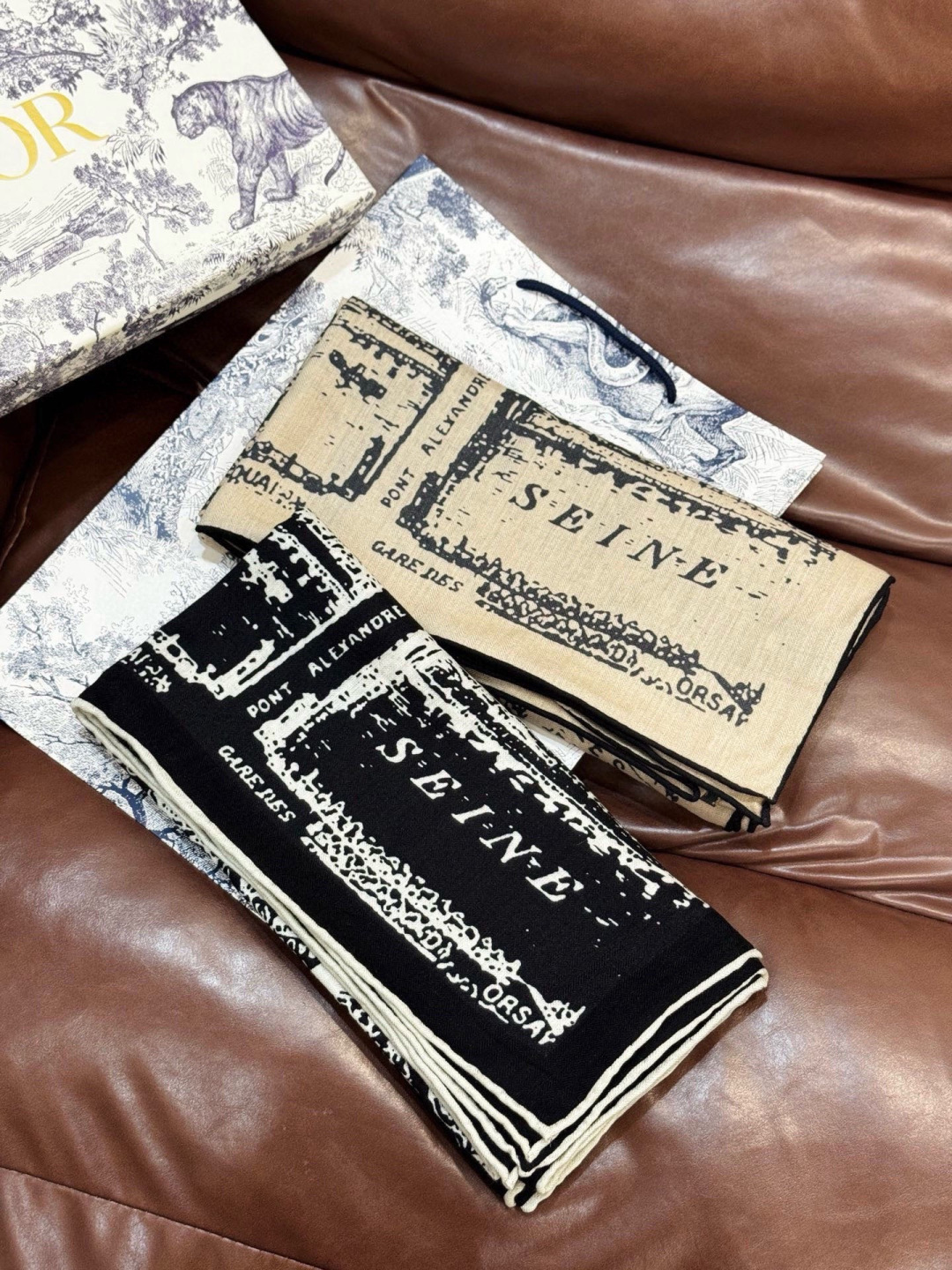 Dior ❤【️巴黎地图】140*140双面同色丝绒方巾🉐️LAN DE 价🉐️ARIS 巴黎地图这款方