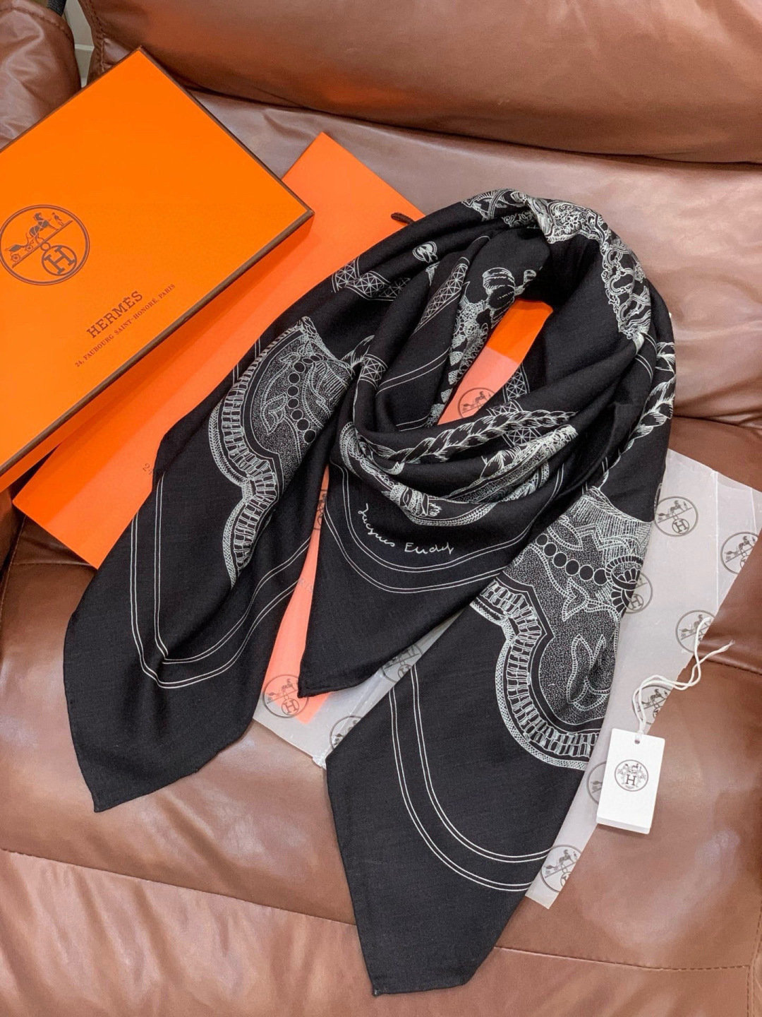 “盛宴”140厘米丝绒高级黑方巾【双面同色】手工卷边丝绒真丝方巾（30%真丝70%羊绒）这款典藏方巾展现