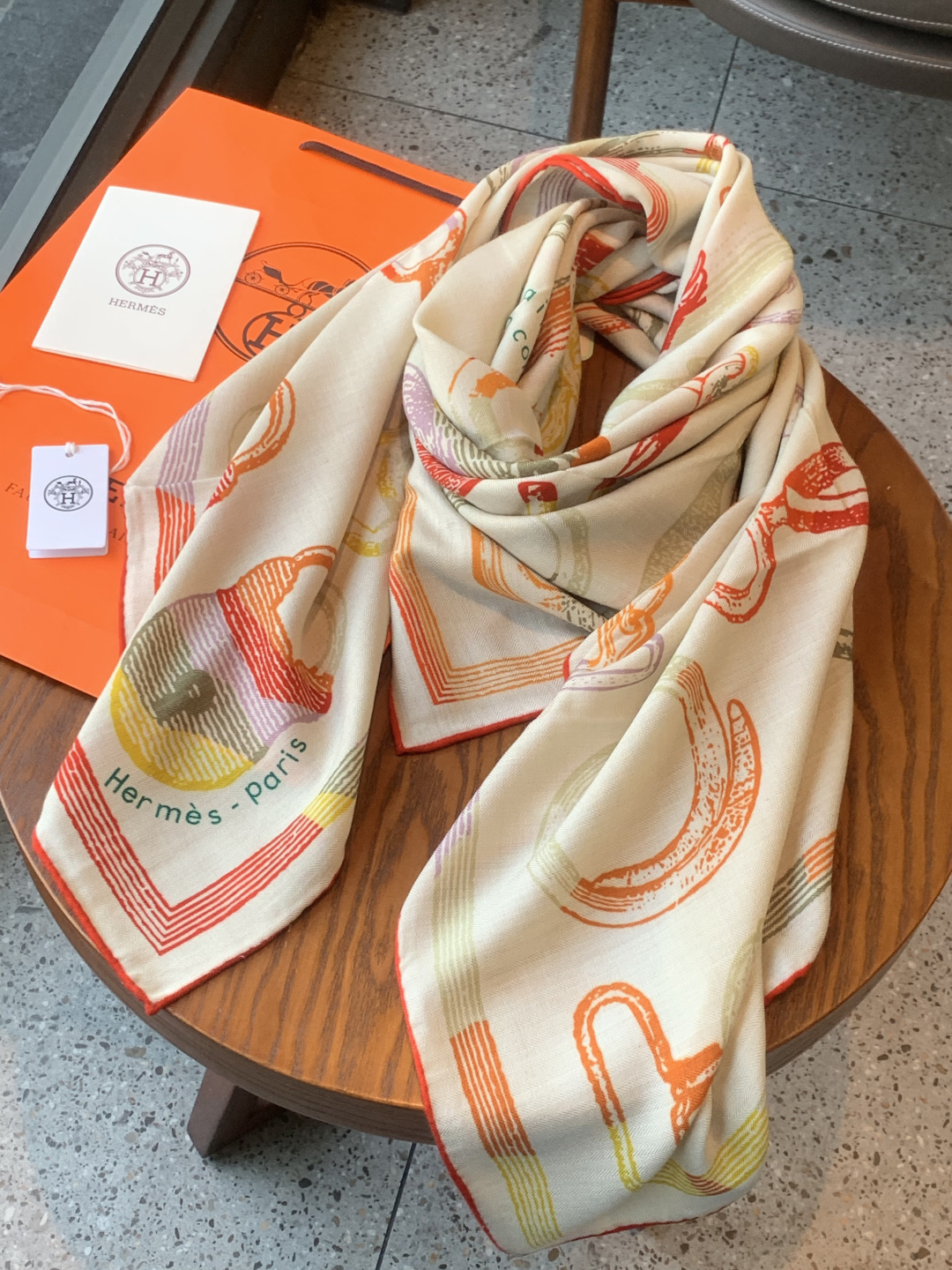 爱马仕(Hermes)【💗】 | “马具故事的诗意回顾”140披肩 【上新❤️】 永远秉承高品质手工卷边