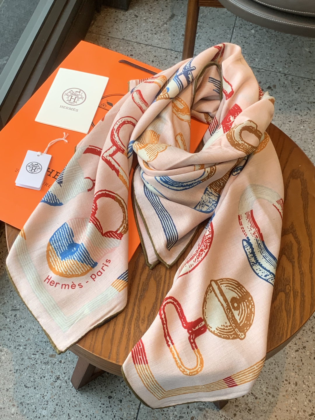 爱马仕(Hermes)【💗】 | “马具故事的诗意回顾”140披肩 【上新❤️】 永远秉承高品质手工卷边