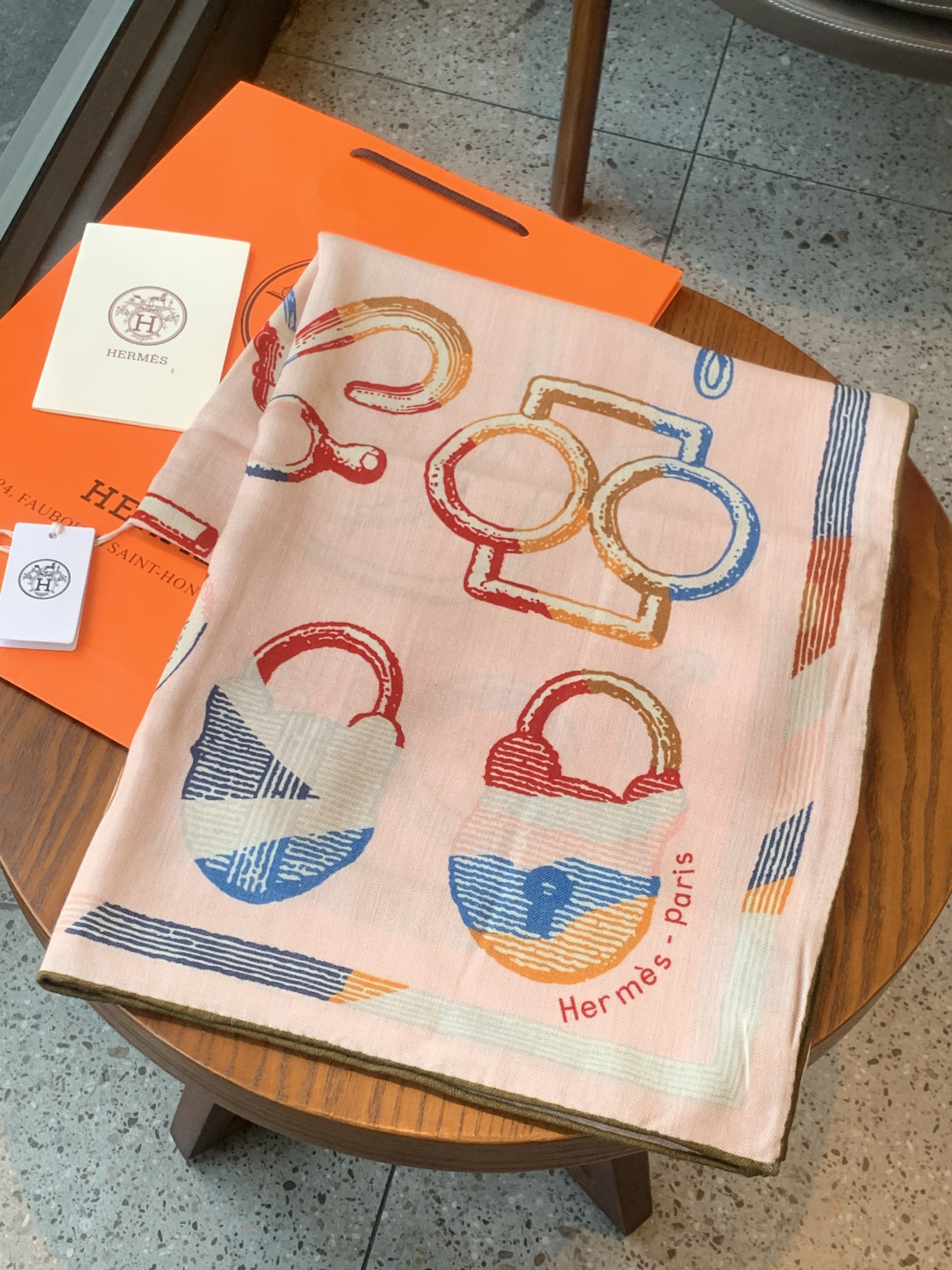 爱马仕(Hermes)【💗】 | “马具故事的诗意回顾”140披肩 【上新❤️】 永远秉承高品质手工卷边