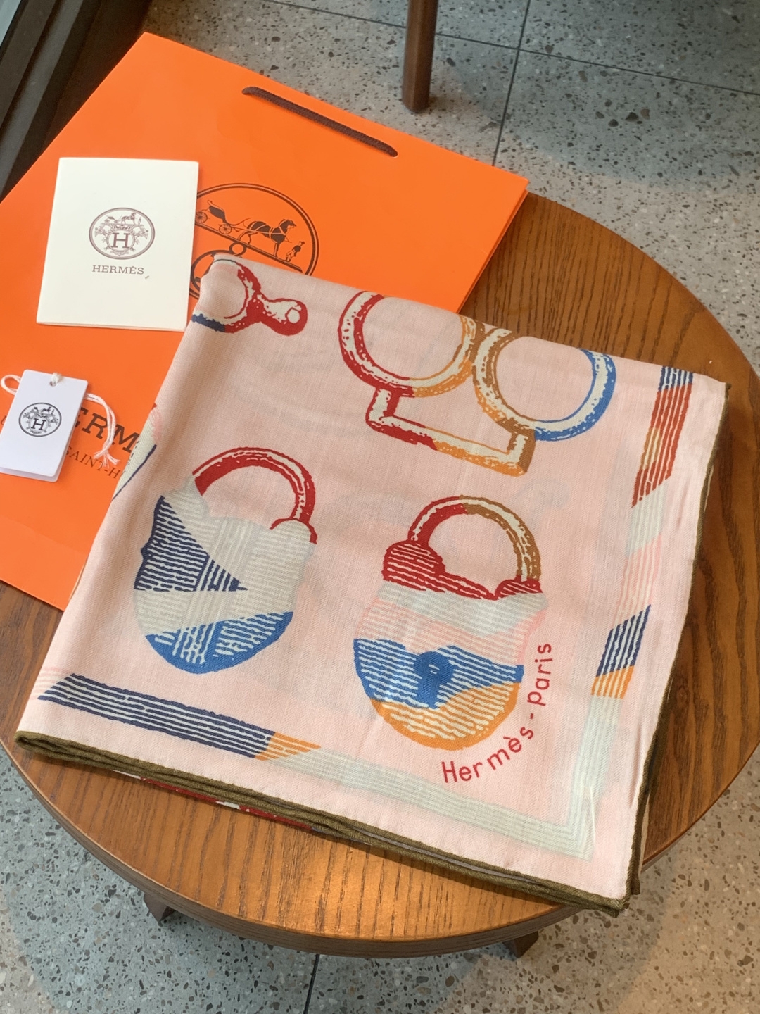 爱马仕(Hermes)【💗】 | “马具故事的诗意回顾”140披肩 【上新❤️】 永远秉承高品质手工卷边