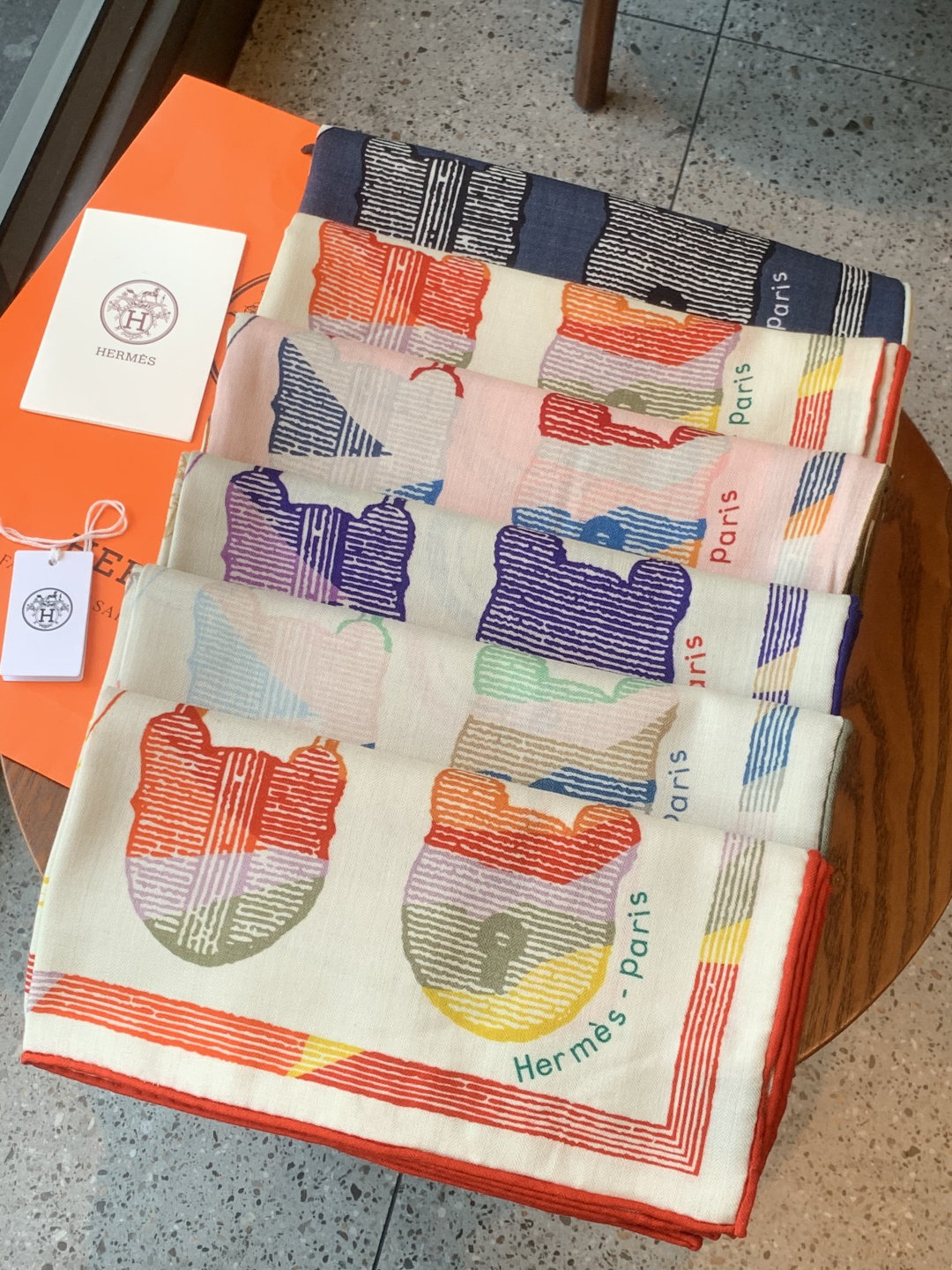 爱马仕(Hermes)【💗】 | “马具故事的诗意回顾”140披肩 【上新❤️】 永远秉承高品质手工卷边