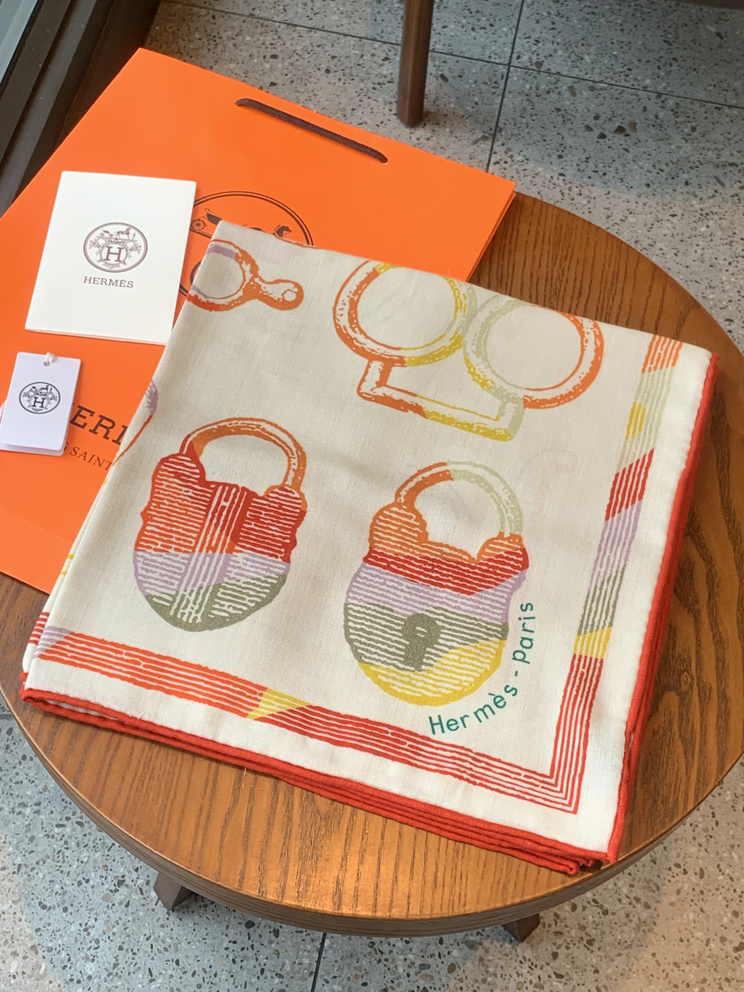 爱马仕(Hermes)【💗】 | “马具故事的诗意回顾”140披肩 【上新❤️】 永远秉承高品质手工卷边