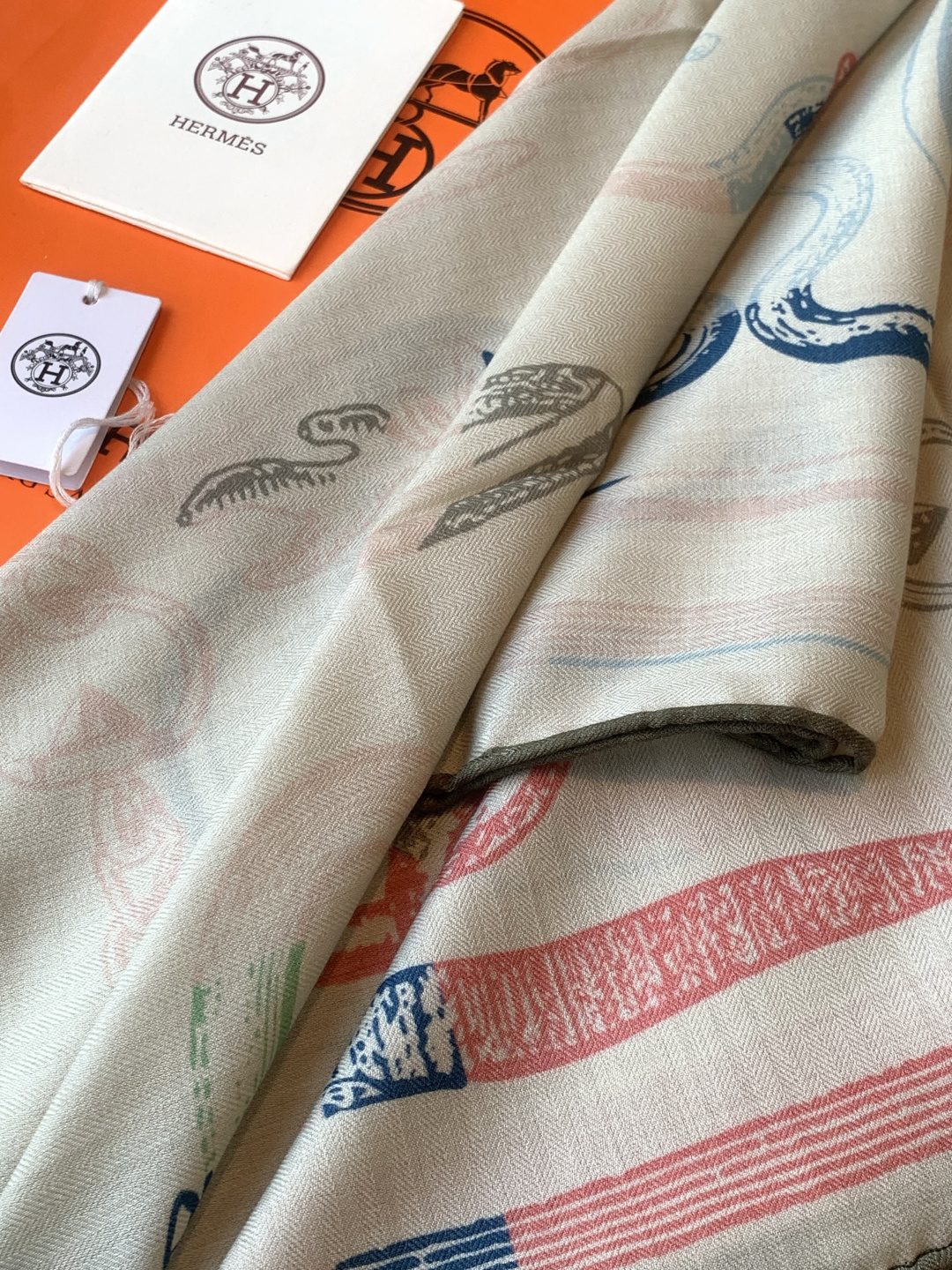 爱马仕(Hermes)【💗】 | “马具故事的诗意回顾”140披肩 【上新❤️】 永远秉承高品质手工卷边