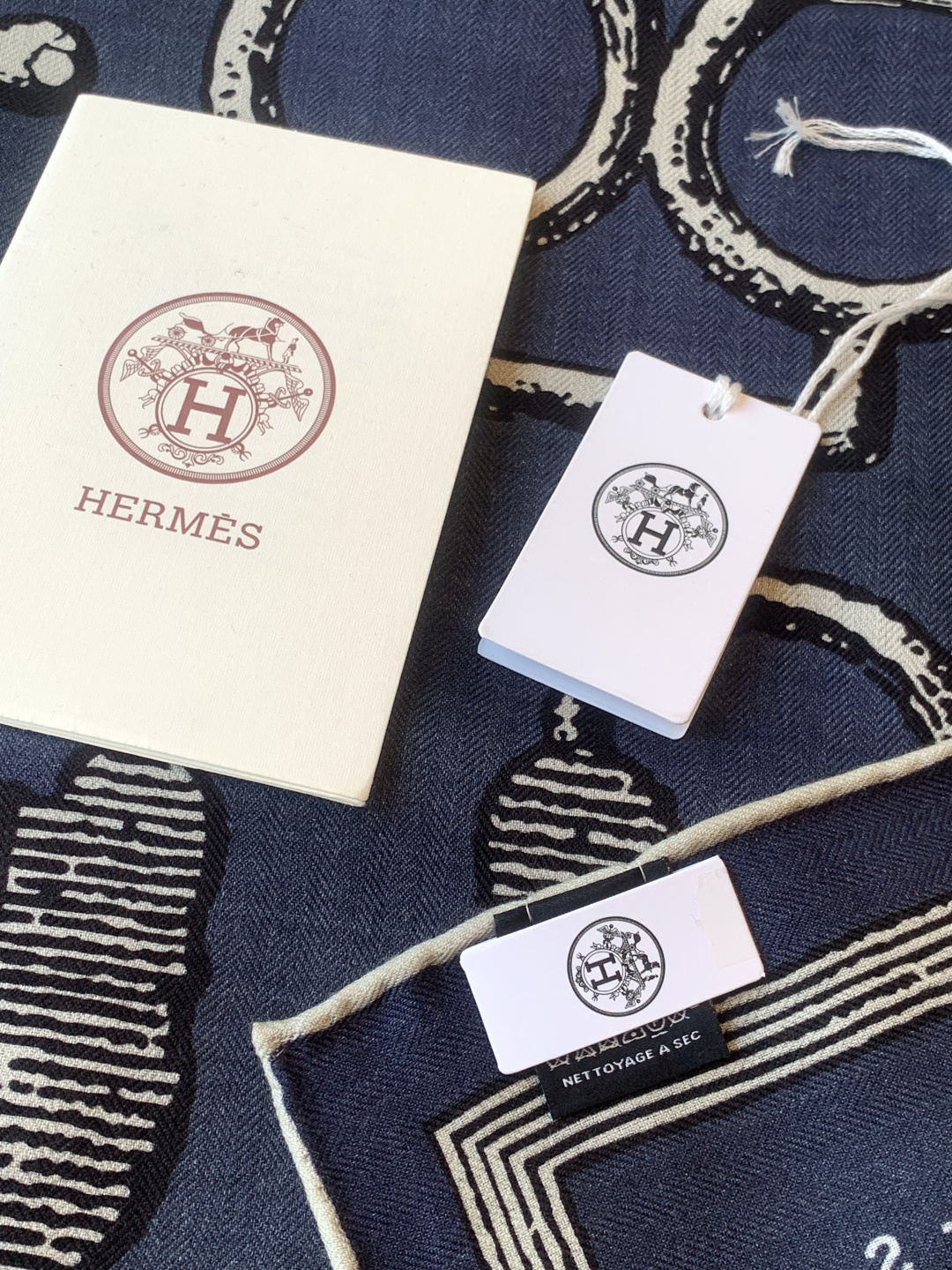 爱马仕(Hermes)【💗】 | “马具故事的诗意回顾”140披肩 【上新❤️】 永远秉承高品质手工卷边