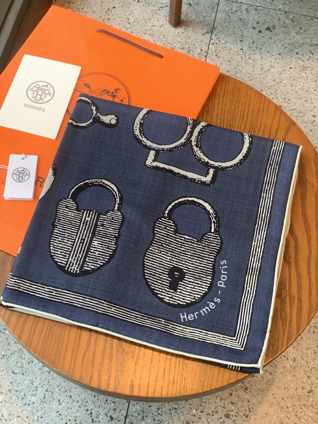 爱马仕(Hermes)【💗】 | “马具故事的诗意回顾”140披肩 【上新❤️】 永远秉承高品质手工卷边