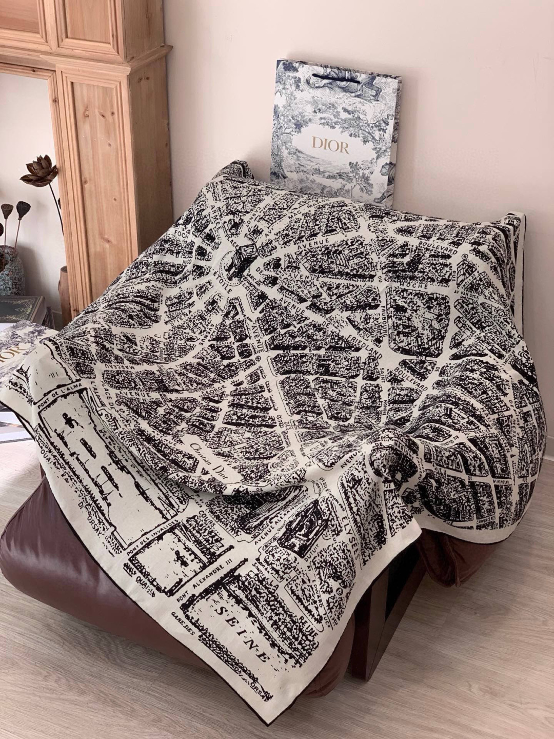Dior ❤【️巴黎地图】140*140双面同色丝绒方巾🉐️LAN DE 价🉐️ARIS 巴黎地图这款方