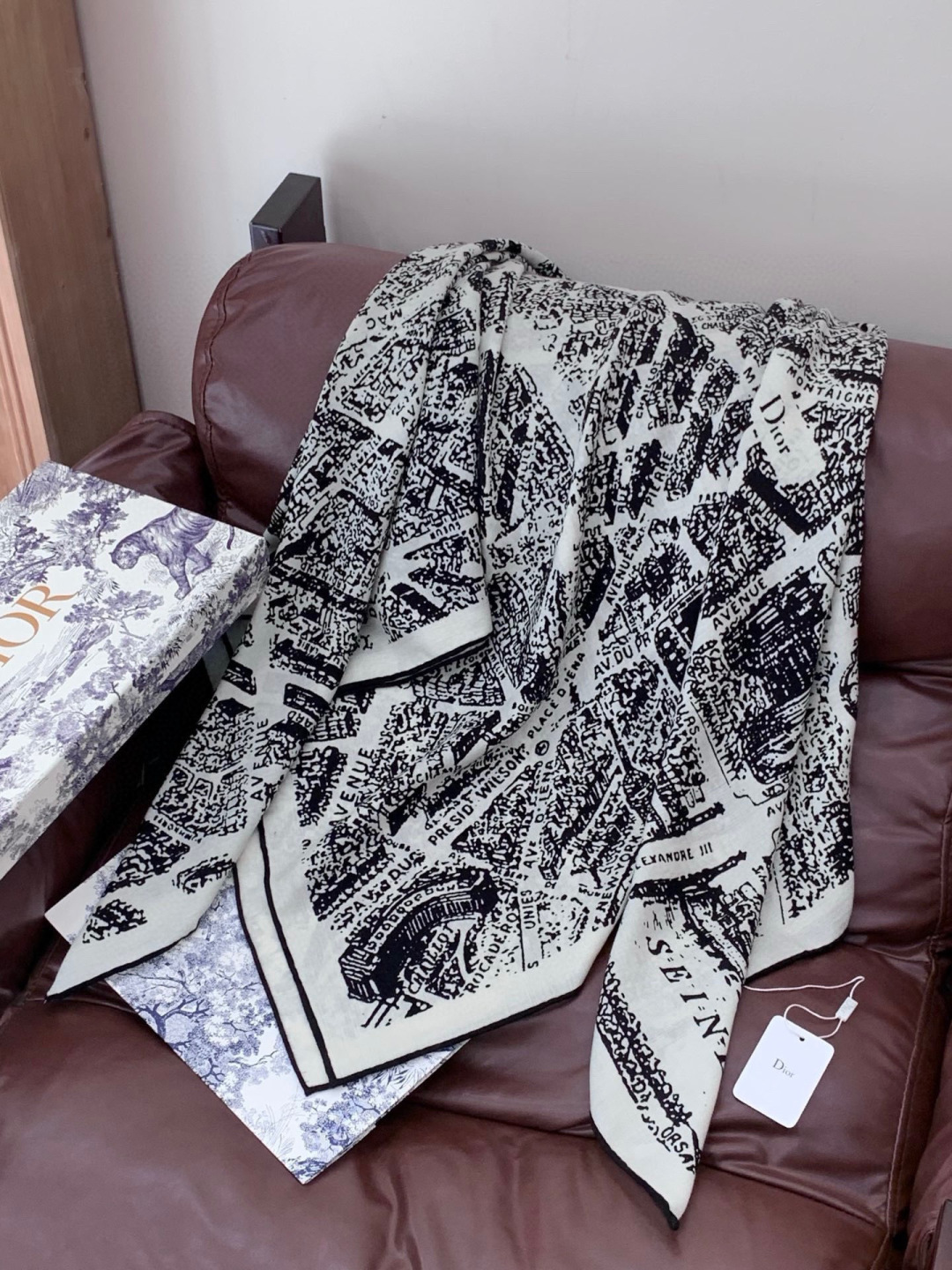 Dior ❤【️巴黎地图】140*140双面同色丝绒方巾🉐️LAN DE 价🉐️ARIS 巴黎地图这款方