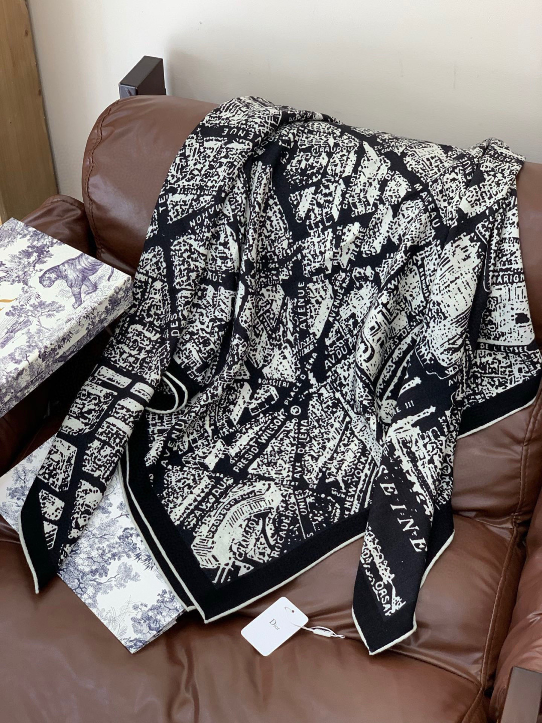 Dior ❤【️巴黎地图】140*140双面同色丝绒方巾🉐️LAN DE 价🉐️ARIS 巴黎地图这款方