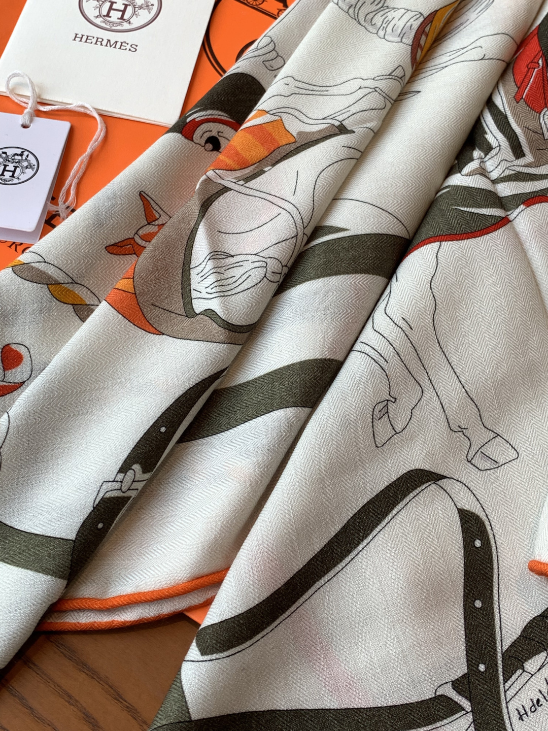 💟上新🆕💕手工卷边！羊绒和真丝混纺披肩（70%羊绒30%桑蚕丝）。这款披肩采用经典山羊绒和真丝混纺面料，