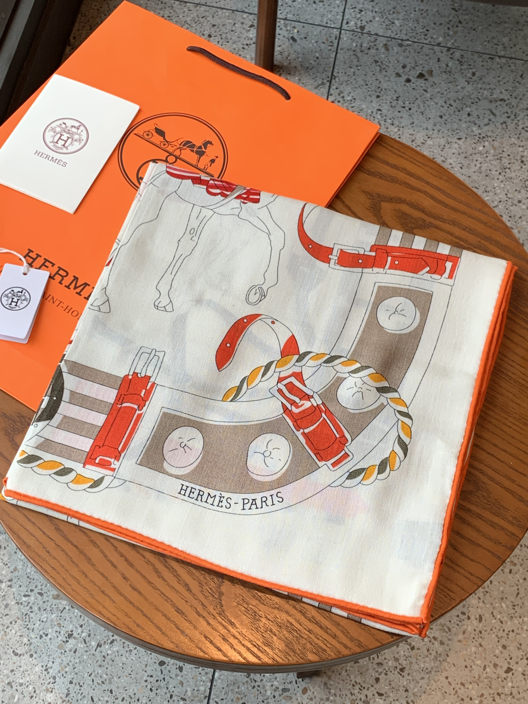 💟上新🆕💕手工卷边！羊绒和真丝混纺披肩（70%羊绒30%桑蚕丝）。这款披肩采用经典山羊绒和真丝混纺面料，