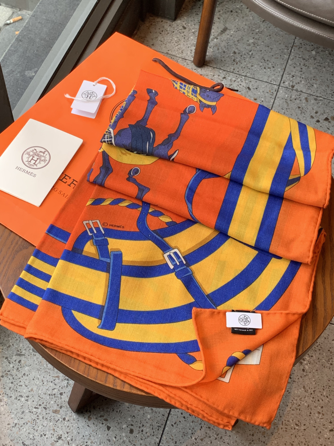 💟上新🆕💕手工卷边！羊绒和真丝混纺披肩（70%羊绒30%桑蚕丝）。这款披肩采用经典山羊绒和真丝混纺面料，