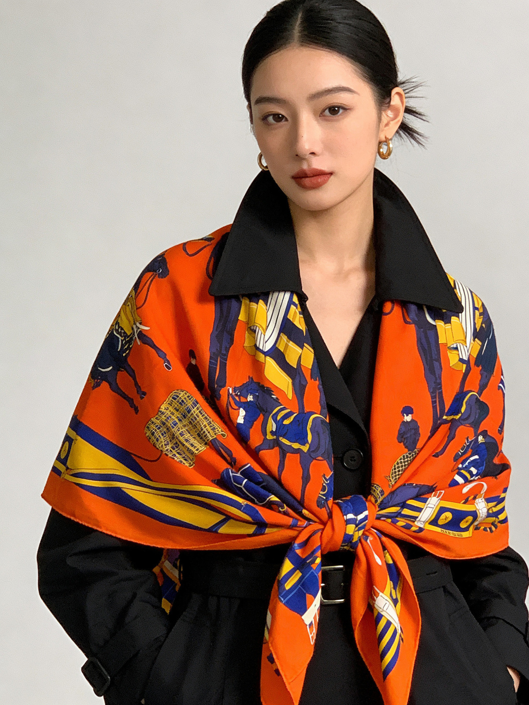 💟上新🆕💕手工卷边！羊绒和真丝混纺披肩（70%羊绒30%桑蚕丝）。这款披肩采用经典山羊绒和真丝混纺面料，