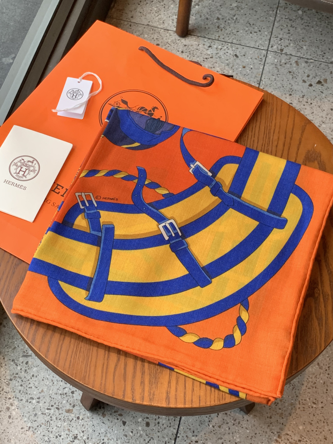 💟上新🆕💕手工卷边！羊绒和真丝混纺披肩（70%羊绒30%桑蚕丝）。这款披肩采用经典山羊绒和真丝混纺面料，