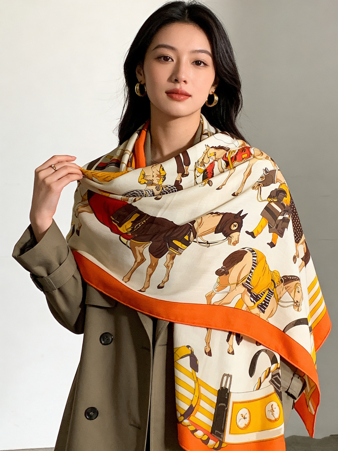 💟上新🆕💕手工卷边！羊绒和真丝混纺披肩（70%羊绒30%桑蚕丝）。这款披肩采用经典山羊绒和真丝混纺面料，