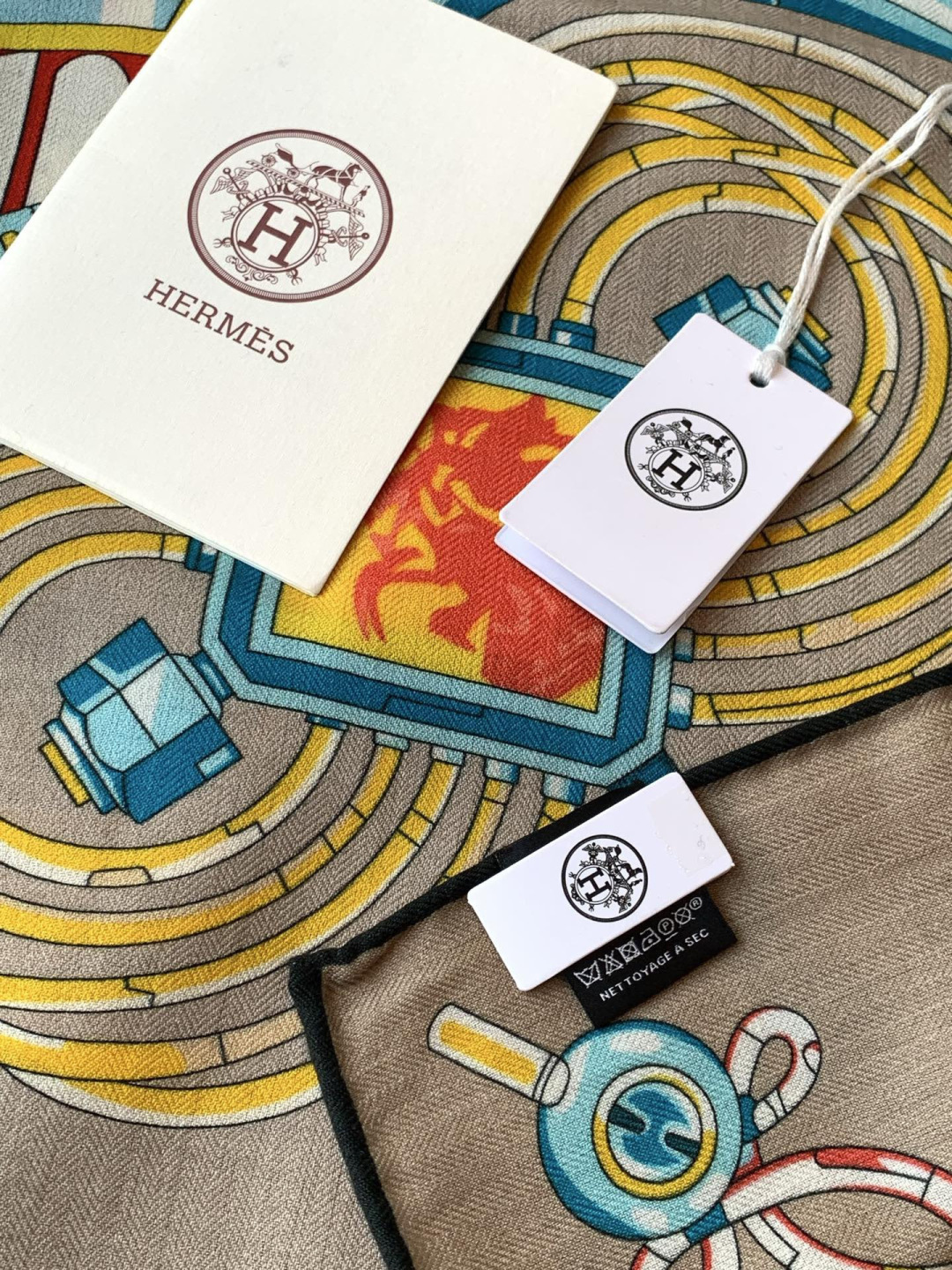 羊绒新款🆕👏👏买了都说好看‼️推荐💕爱马仕双面同色羊绒方巾【双面同色140】，顶级工艺超值‼️爱马仕专柜