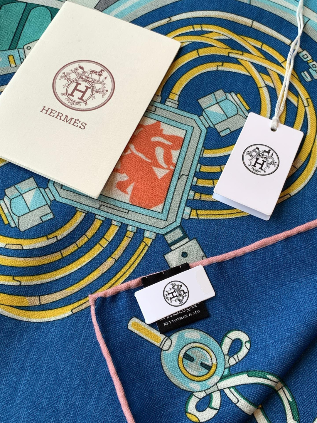 羊绒新款🆕👏👏买了都说好看‼️推荐💕爱马仕双面同色羊绒方巾【双面同色140】，顶级工艺超值‼️爱马仕专柜