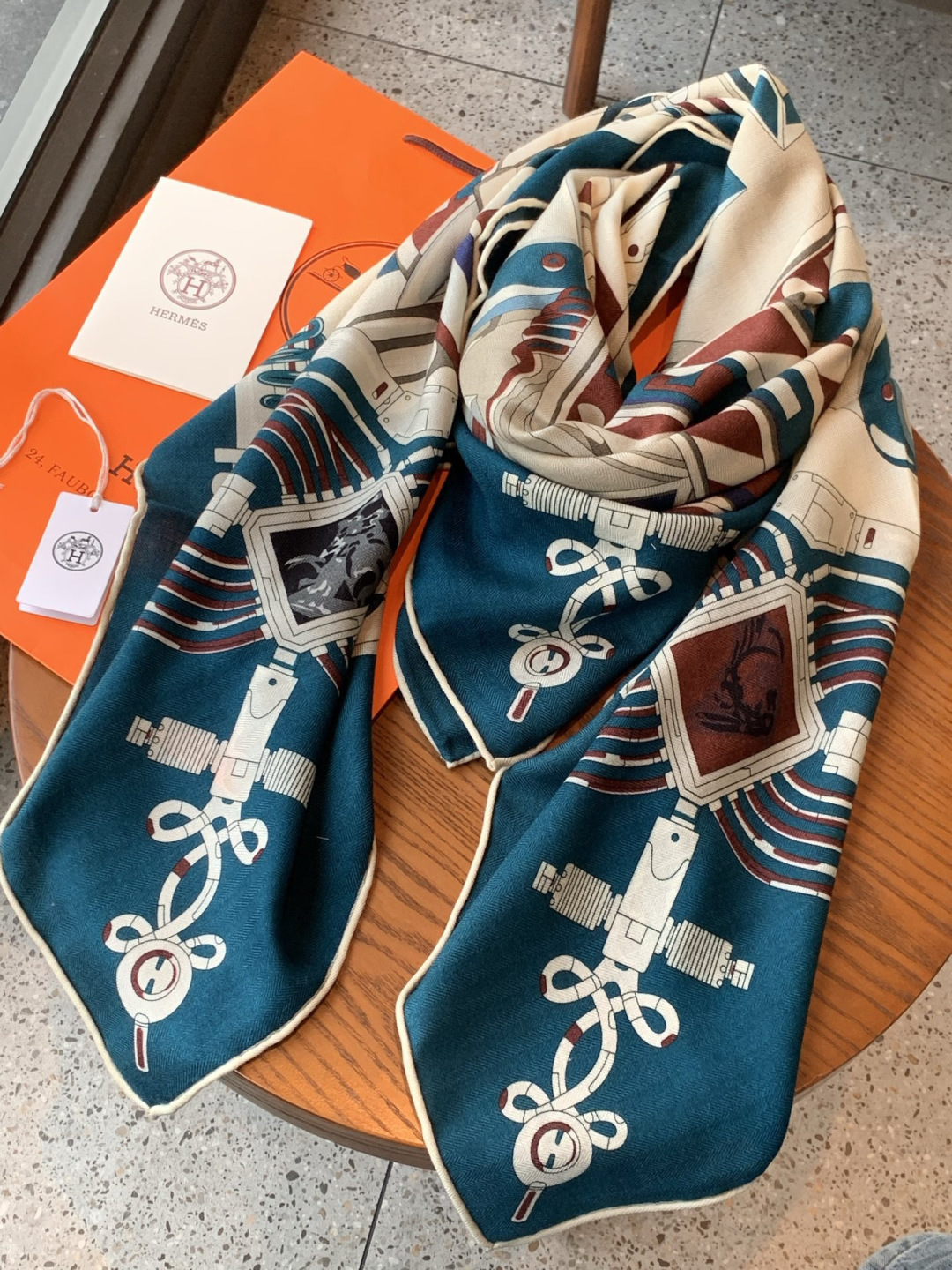 羊绒新款🆕👏👏买了都说好看‼️推荐💕爱马仕双面同色羊绒方巾【双面同色140】，顶级工艺超值‼️爱马仕专柜