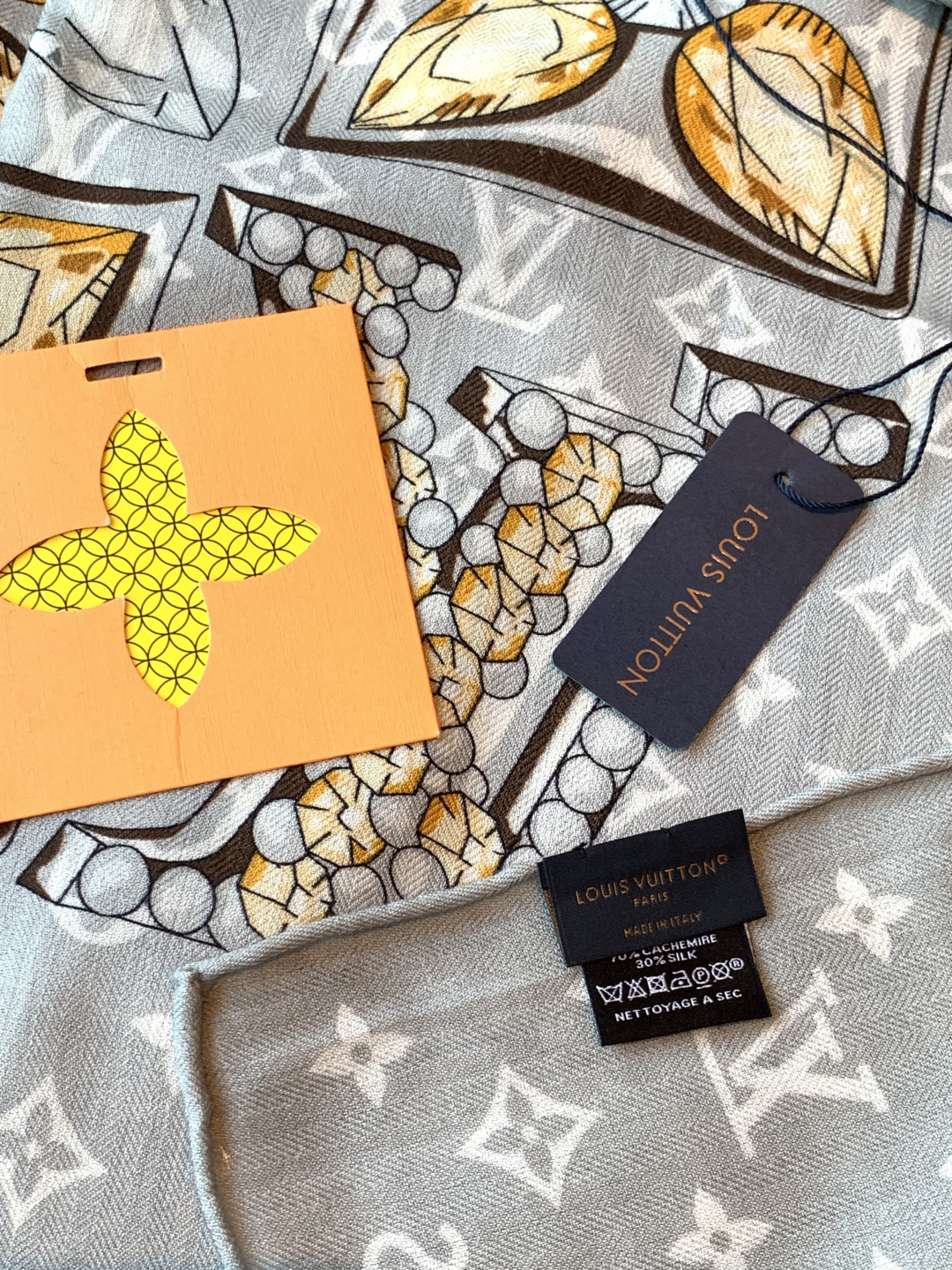 LV x TM 140披肩【140顶级丝绒双面同色披肩】本款L Multicolor披肩出自路易威登与知