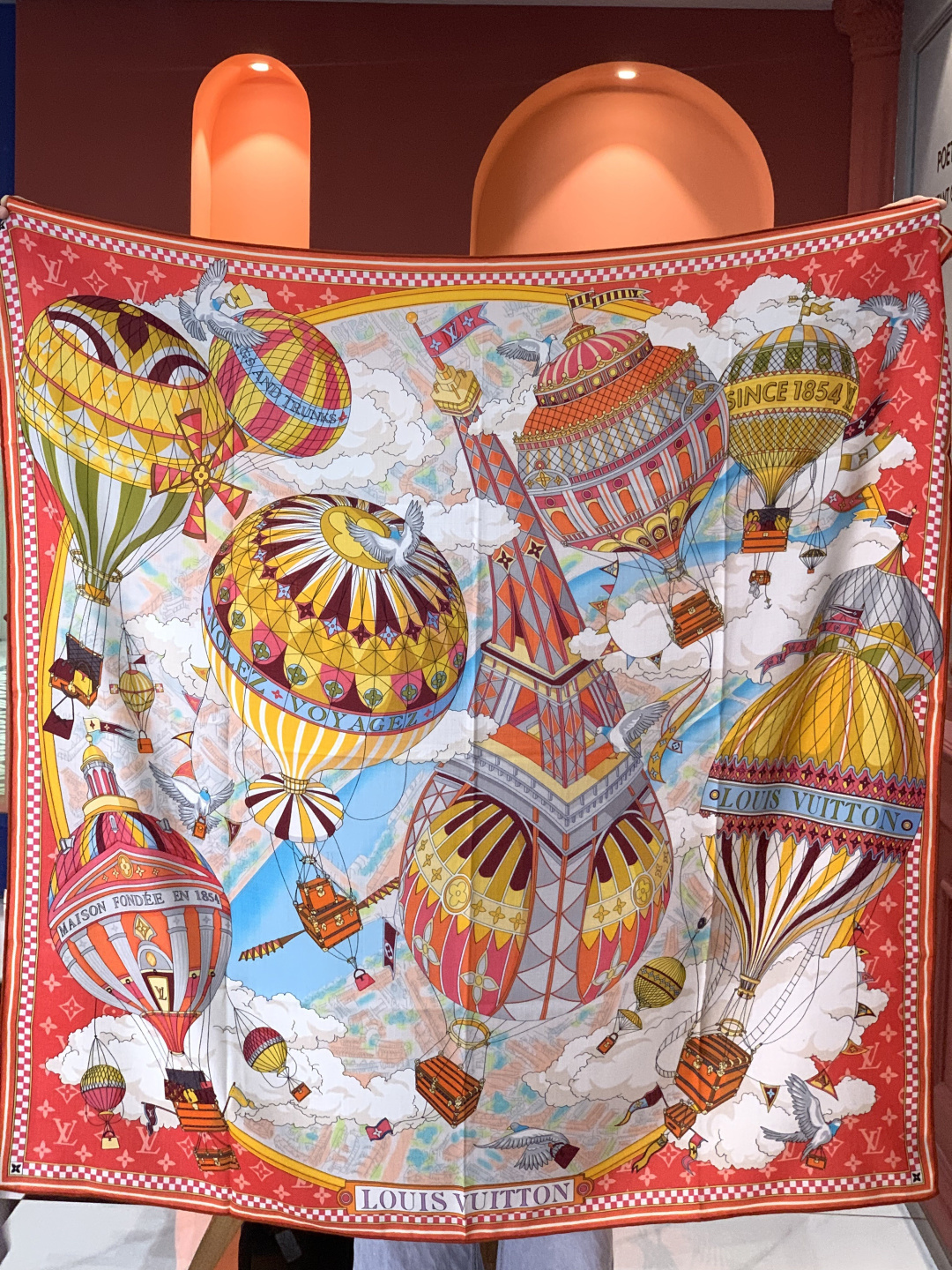 LV x TM 140披肩【140顶级丝绒双面同色披肩】本款L Multicolor披肩出自路易威登与知