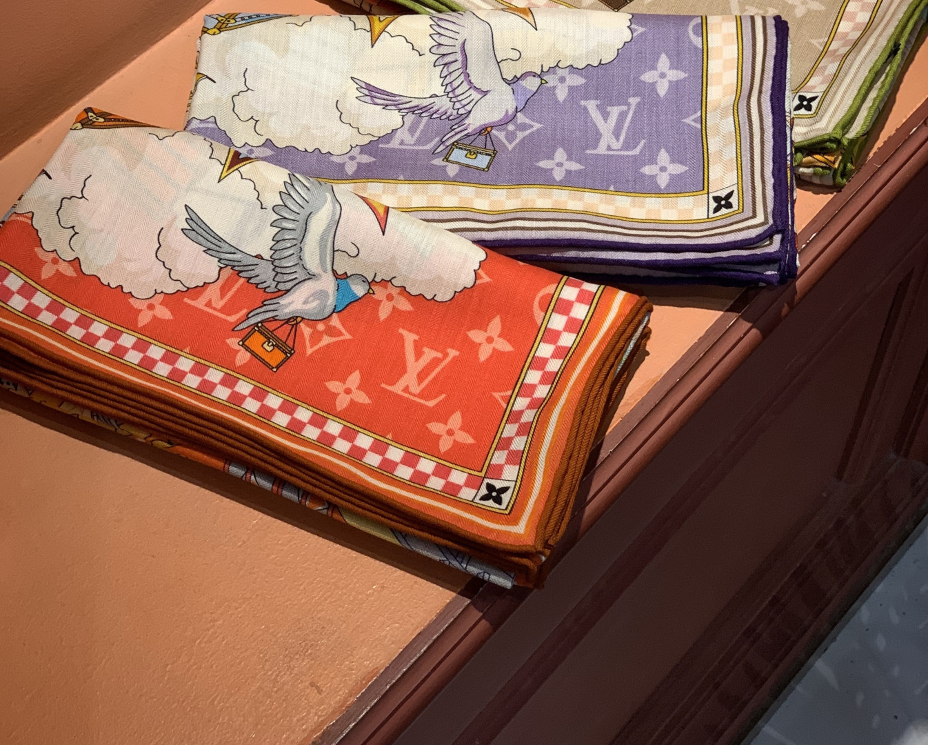 LV x TM 140披肩【140顶级丝绒双面同色披肩】本款L Multicolor披肩出自路易威登与知