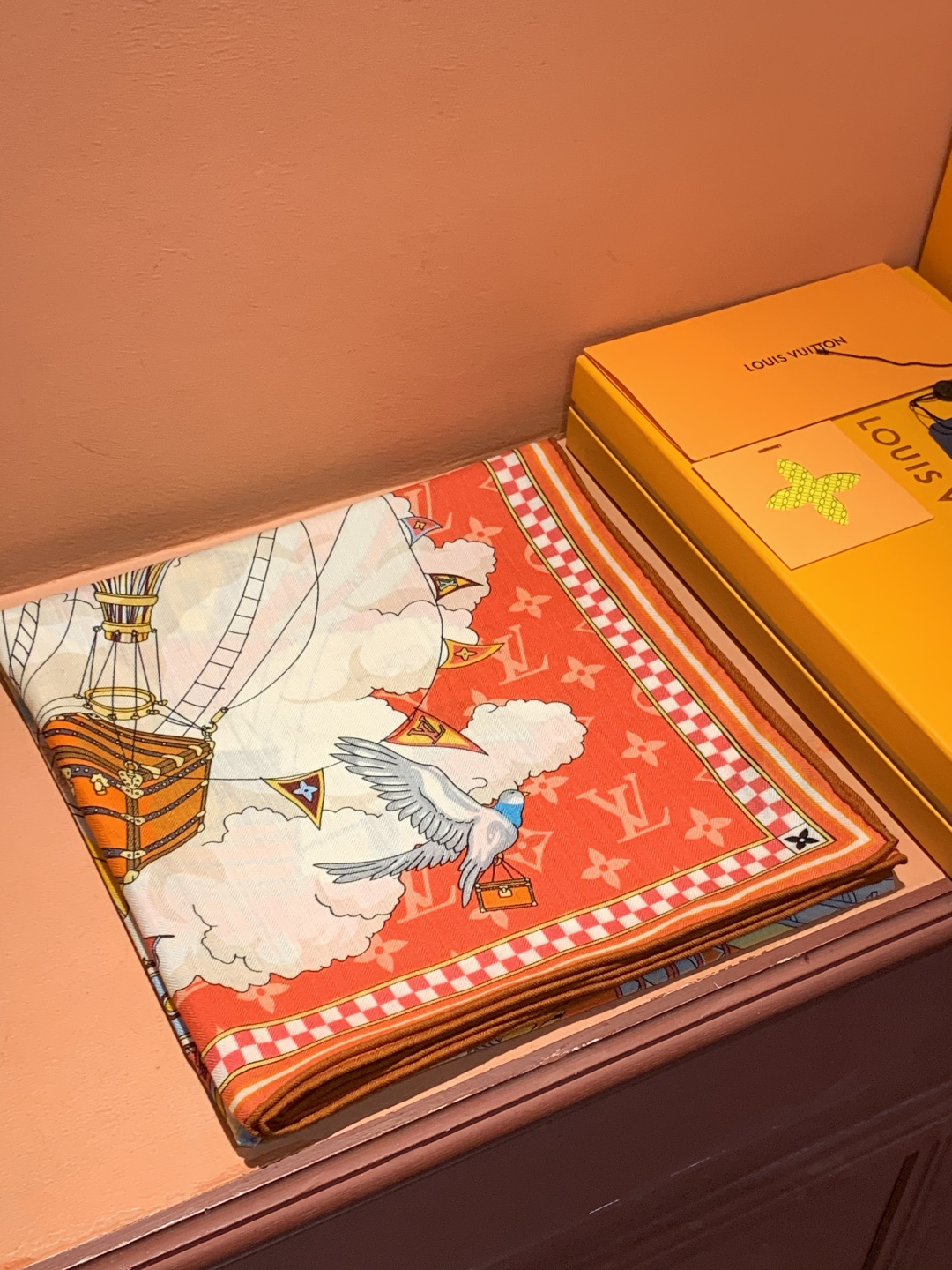 LV x TM 140披肩【140顶级丝绒双面同色披肩】本款L Multicolor披肩出自路易威登与知