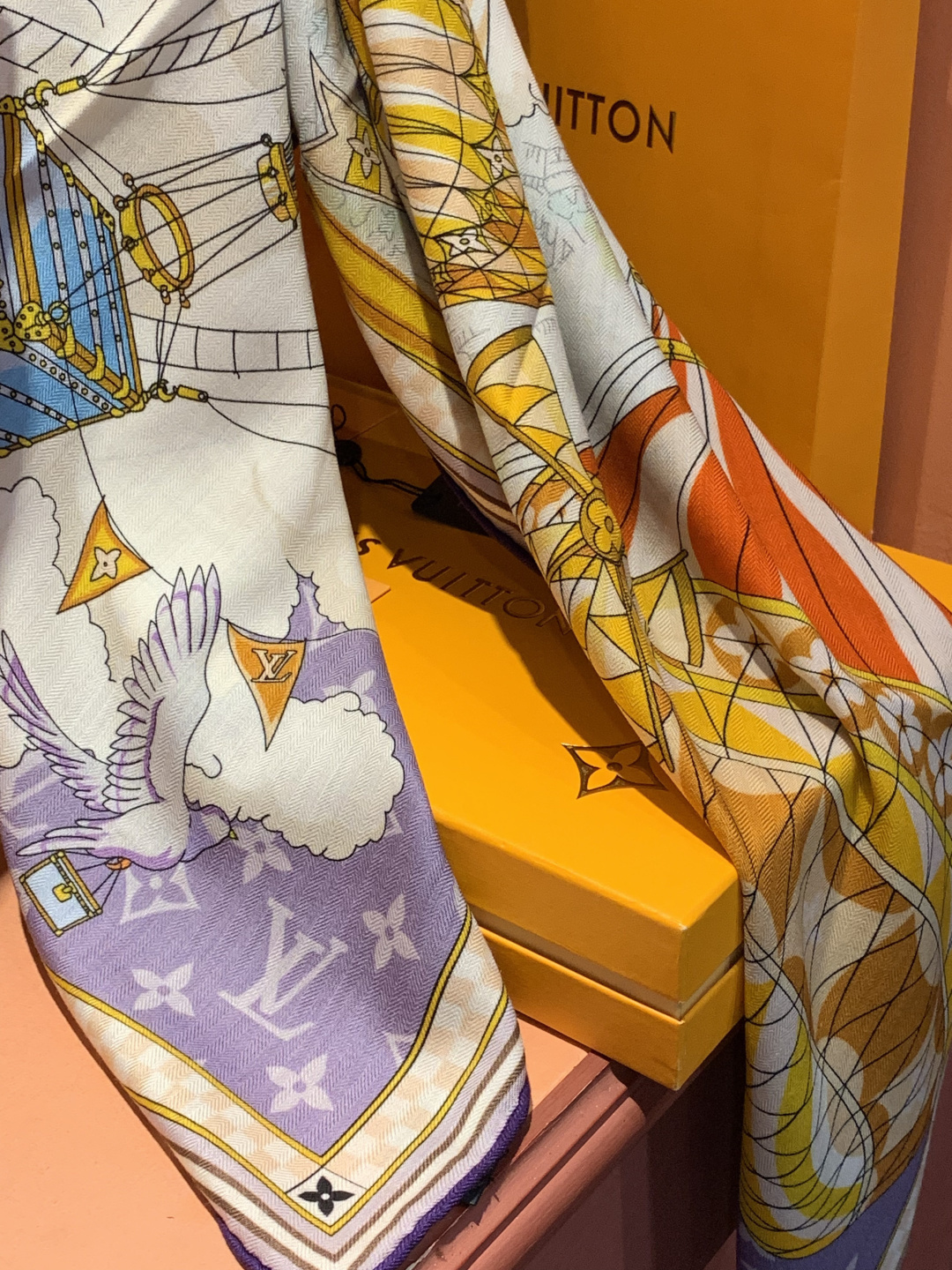 LV x TM 140披肩【140顶级丝绒双面同色披肩】本款L Multicolor披肩出自路易威登与知