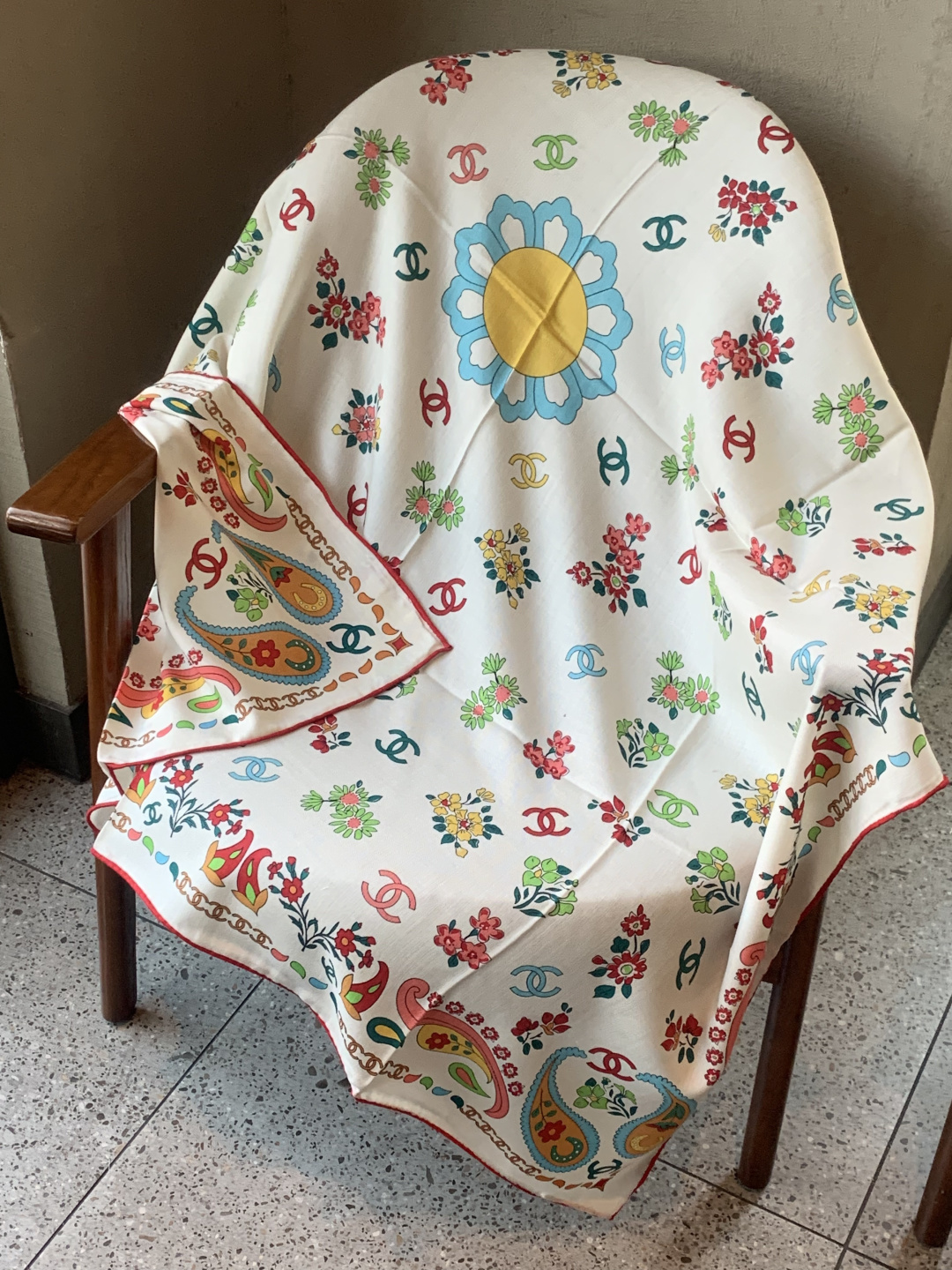 高级成衣系列～Chanel 【140双面同色丝绒披肩】此系列谱写一曲自由轻灵的赞歌本系列作品创新演绎品牌