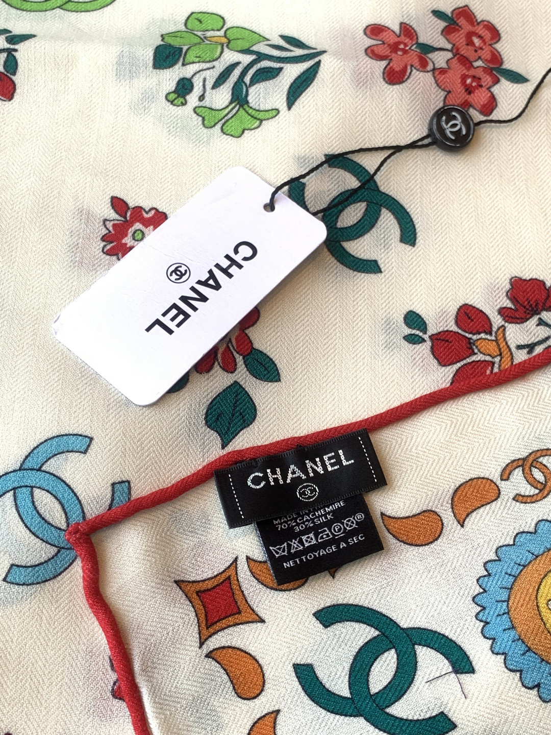 高级成衣系列～Chanel 【140双面同色丝绒披肩】此系列谱写一曲自由轻灵的赞歌本系列作品创新演绎品牌