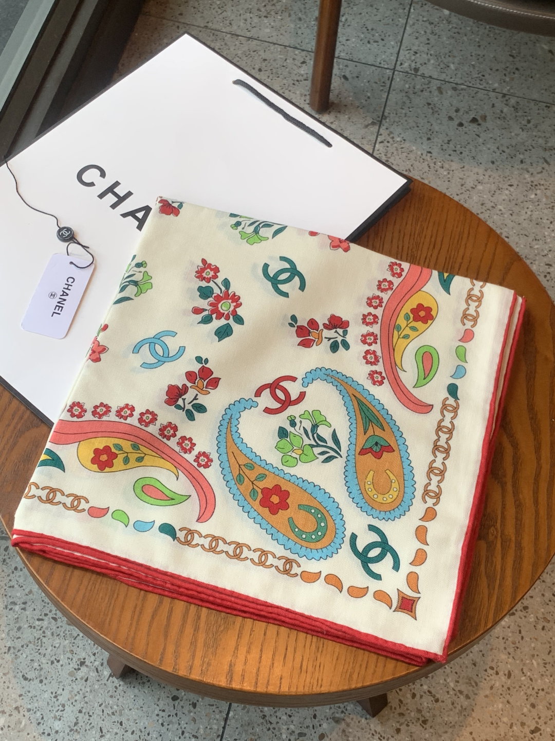 高级成衣系列～Chanel 【140双面同色丝绒披肩】此系列谱写一曲自由轻灵的赞歌本系列作品创新演绎品牌