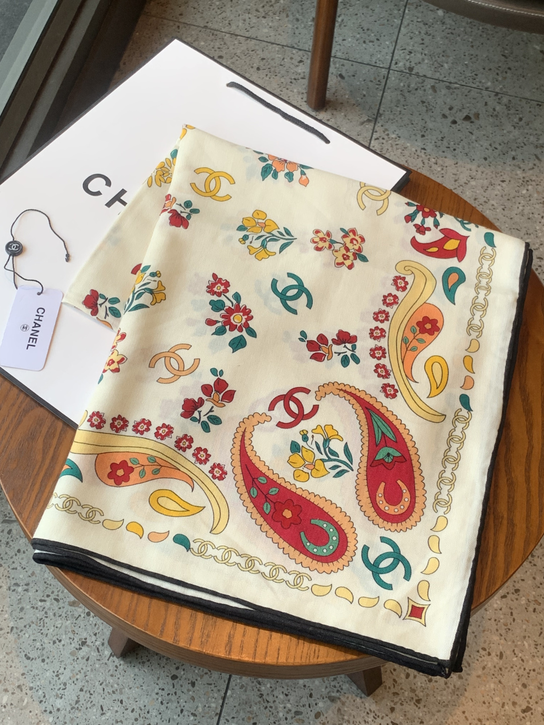 高级成衣系列～Chanel 【140双面同色丝绒披肩】此系列谱写一曲自由轻灵的赞歌本系列作品创新演绎品牌