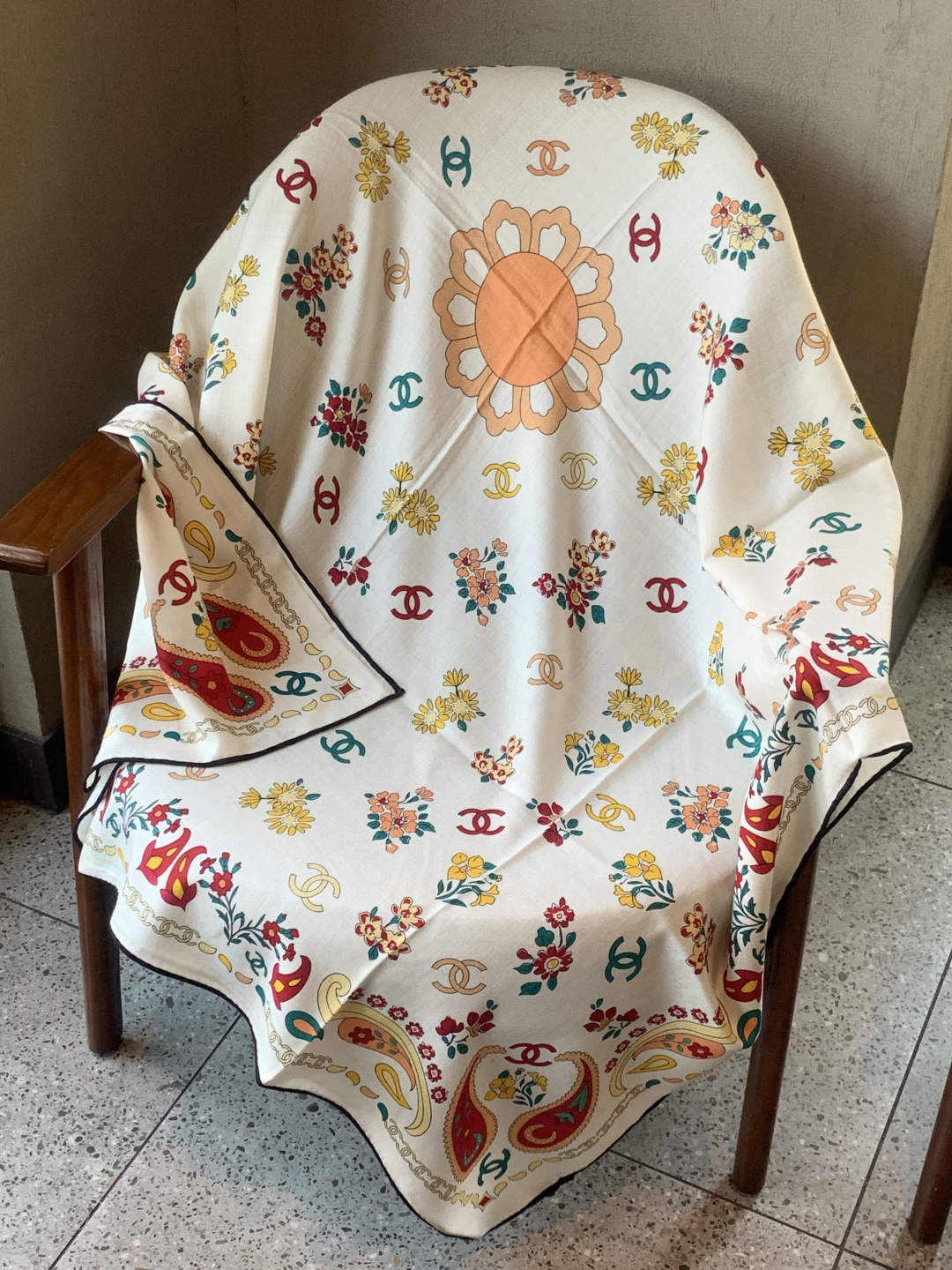 高级成衣系列～Chanel 【140双面同色丝绒披肩】此系列谱写一曲自由轻灵的赞歌本系列作品创新演绎品牌