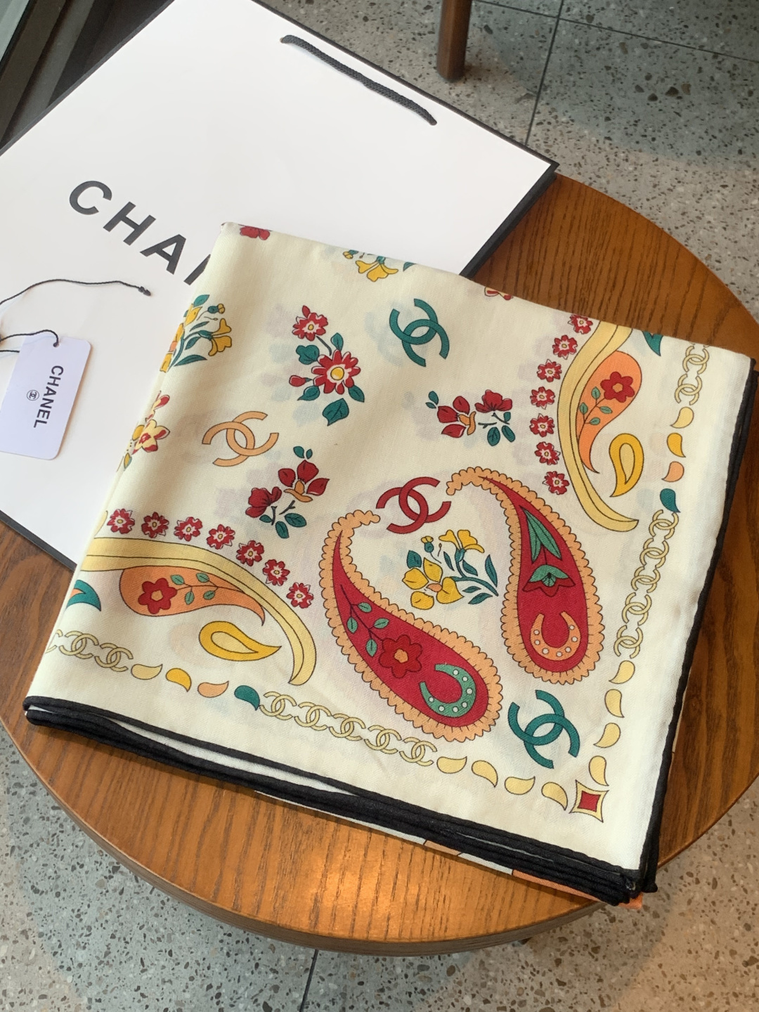 高级成衣系列～Chanel 【140双面同色丝绒披肩】此系列谱写一曲自由轻灵的赞歌本系列作品创新演绎品牌