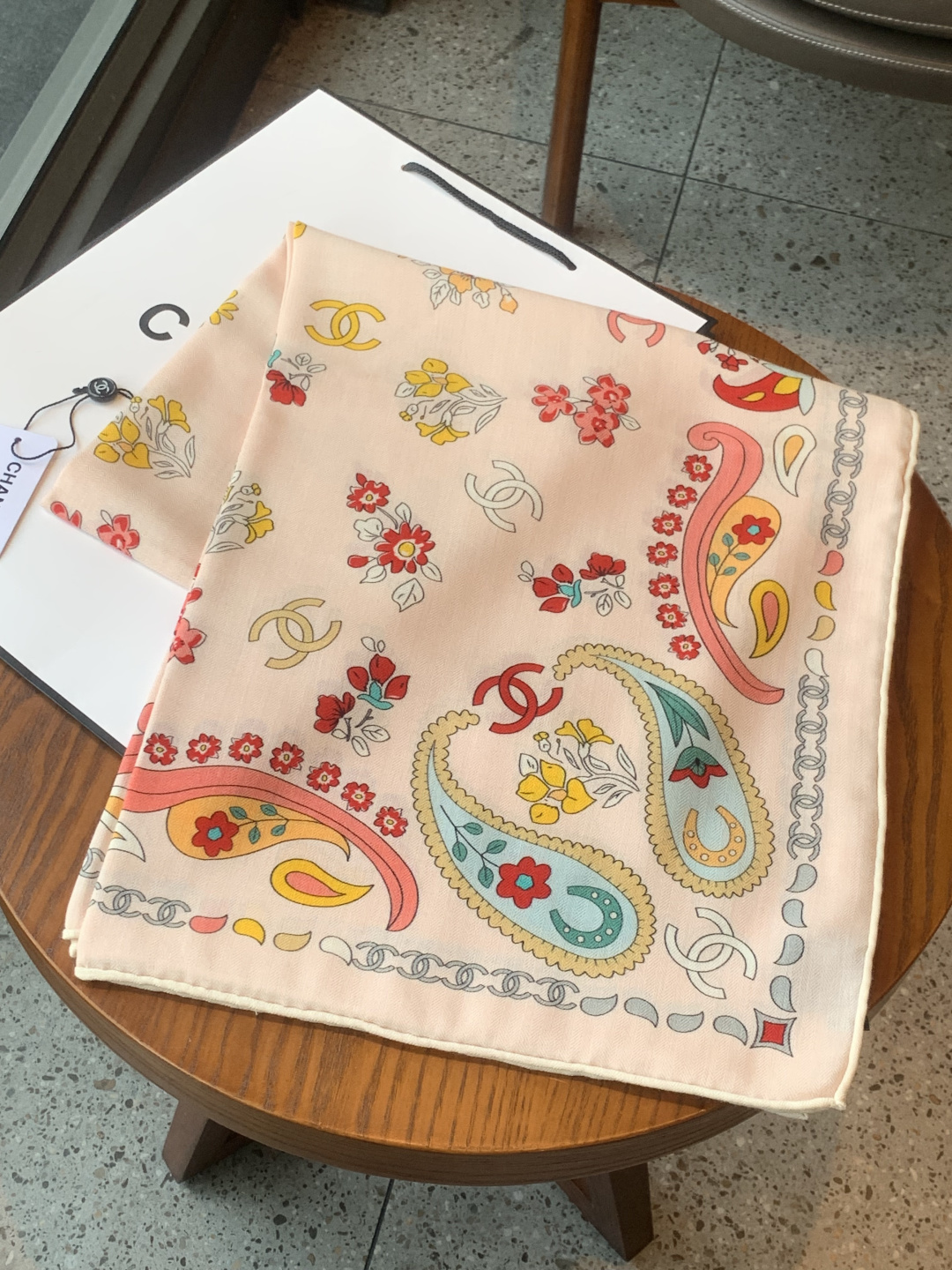 高级成衣系列～Chanel 【140双面同色丝绒披肩】此系列谱写一曲自由轻灵的赞歌本系列作品创新演绎品牌