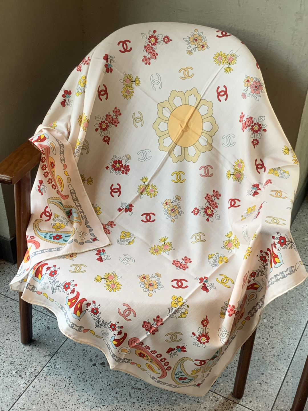 高级成衣系列～Chanel 【140双面同色丝绒披肩】此系列谱写一曲自由轻灵的赞歌本系列作品创新演绎品牌