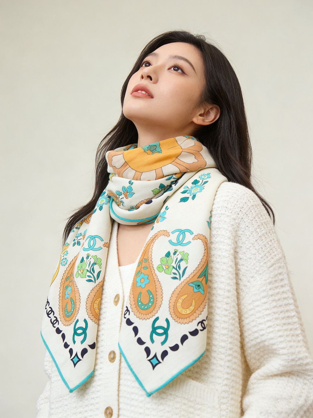 高级成衣系列～Chanel 【140双面同色丝绒披肩】此系列谱写一曲自由轻灵的赞歌本系列作品创新演绎品牌