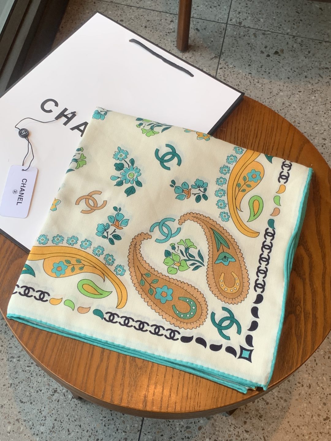 高级成衣系列～Chanel 【140双面同色丝绒披肩】此系列谱写一曲自由轻灵的赞歌本系列作品创新演绎品牌