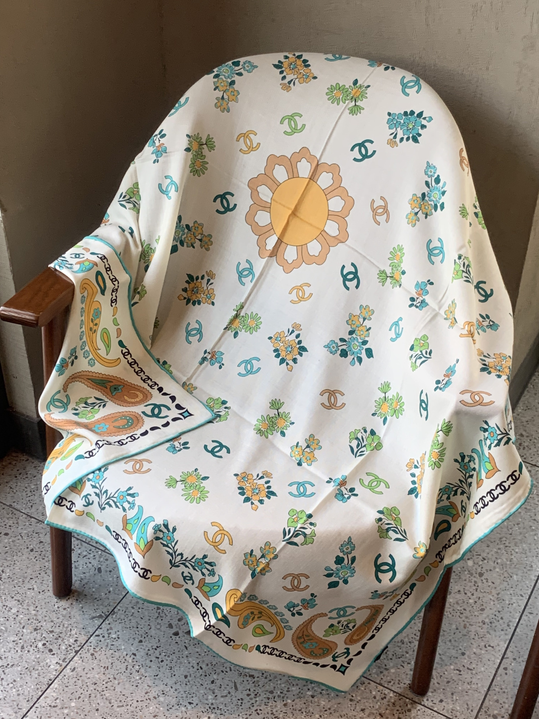 高级成衣系列～Chanel 【140双面同色丝绒披肩】此系列谱写一曲自由轻灵的赞歌本系列作品创新演绎品牌